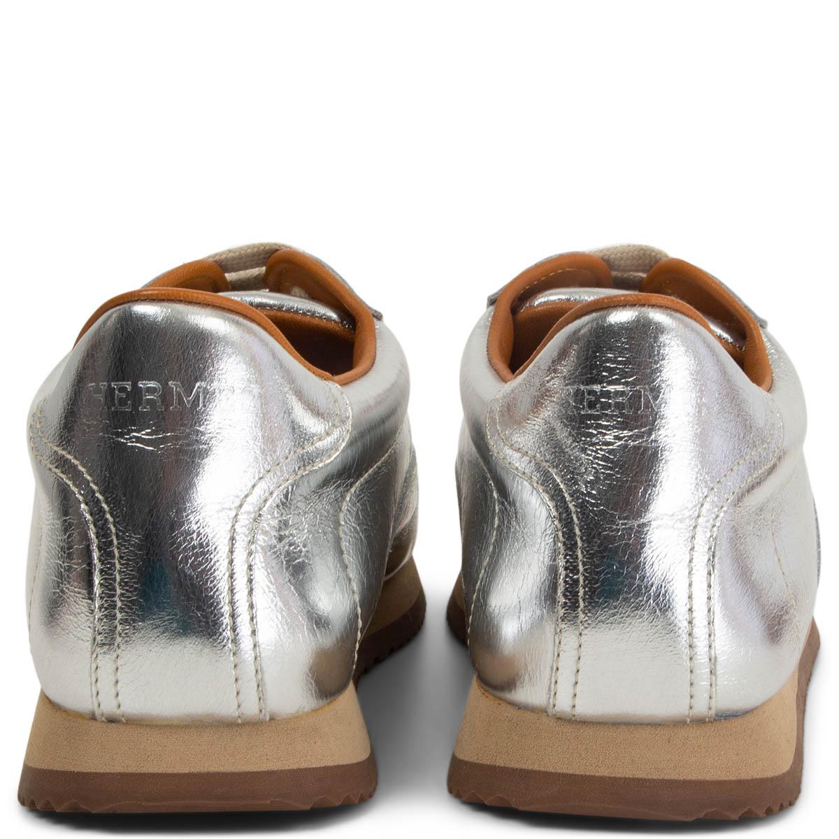 Chaussures de sport HERMÈS en cuir argenté métallisé, pointure 38,5 Excellent état - En vente à Zürich, CH