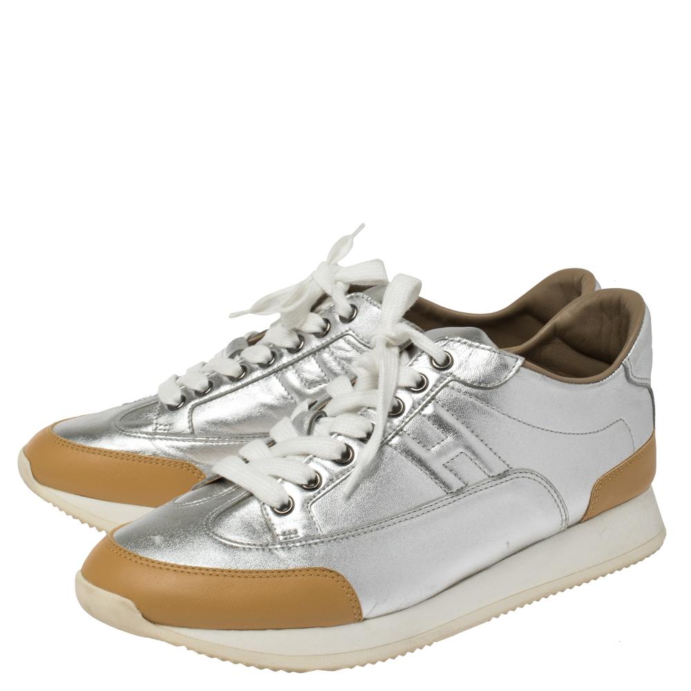 Hermès Metallic Silver/Tan Leather Trail Low Top Sneakers Size 40 In Good Condition In Dubai, Al Qouz 2