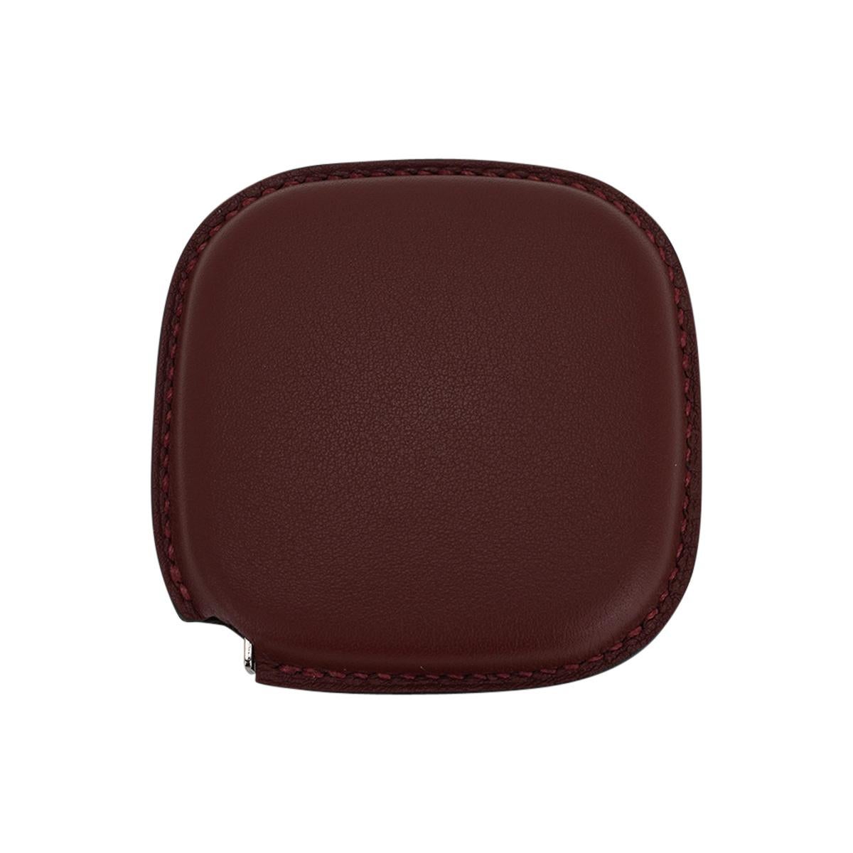 Mightychic offers an Hermes In the Pocket Metre Ruban featured in Rouge H Swift leather.
Measurements are in centimeters and tape extends to 196 cm.
Hermes Paris stamped on rear.
Comes with signature Hermes box and pouch. 
New or Store Fresh