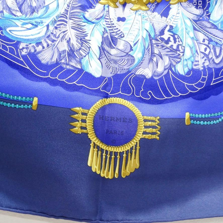Le plus spectaculaire des foulards Hermes en soie imprimée, dessiné par Caty Latham en 1985 ! Hermes rend hommage à l'ancienne culture maya du Mexique avec des graphiques de totems, de plumes, de bijoux et d'autres symboles mayas magnifiques pour