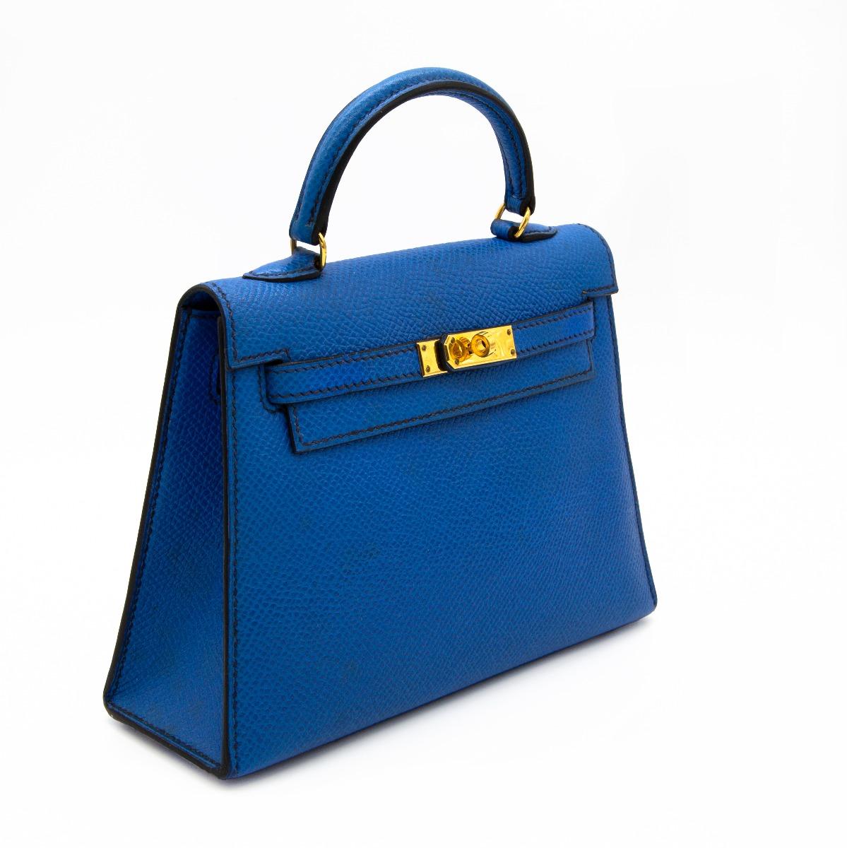 Ce sac d'occasion datant de 1992 est un incontournable et le numéro 1 de la liste de souhaits de toute collection d'amoureux d'Hermès. Pièce extrêmement rare, ce Micro Kelly 15 d'occasion est doté d'une fine bandoulière qui peut être portée comme