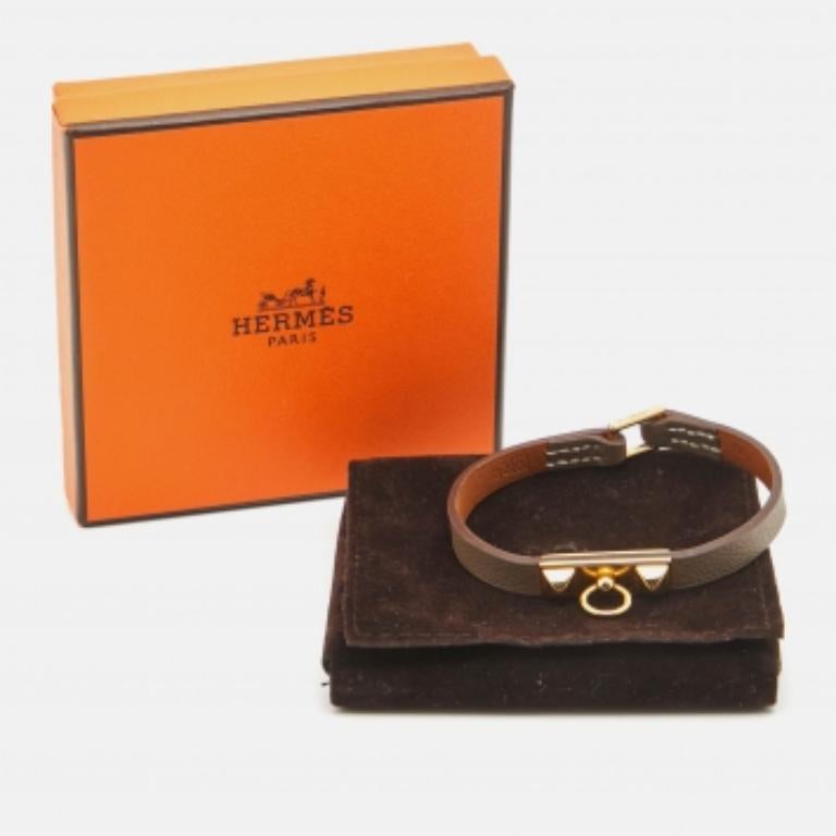 De diseño ultramoderno y chic, esta pulsera Hermès es una muestra de moda contemporánea. El lujoso diseño está decorado con elementos distintivos para dar a la creación un toque de clase. Esta dulce pieza quedará genial combinada con otras pulseras