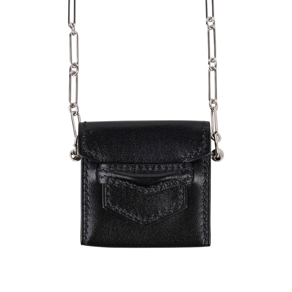 Mightychic offers an Hermes Runway Limited Edition 70mm Micro Sac features Black Veau Villandry leather.
This 3