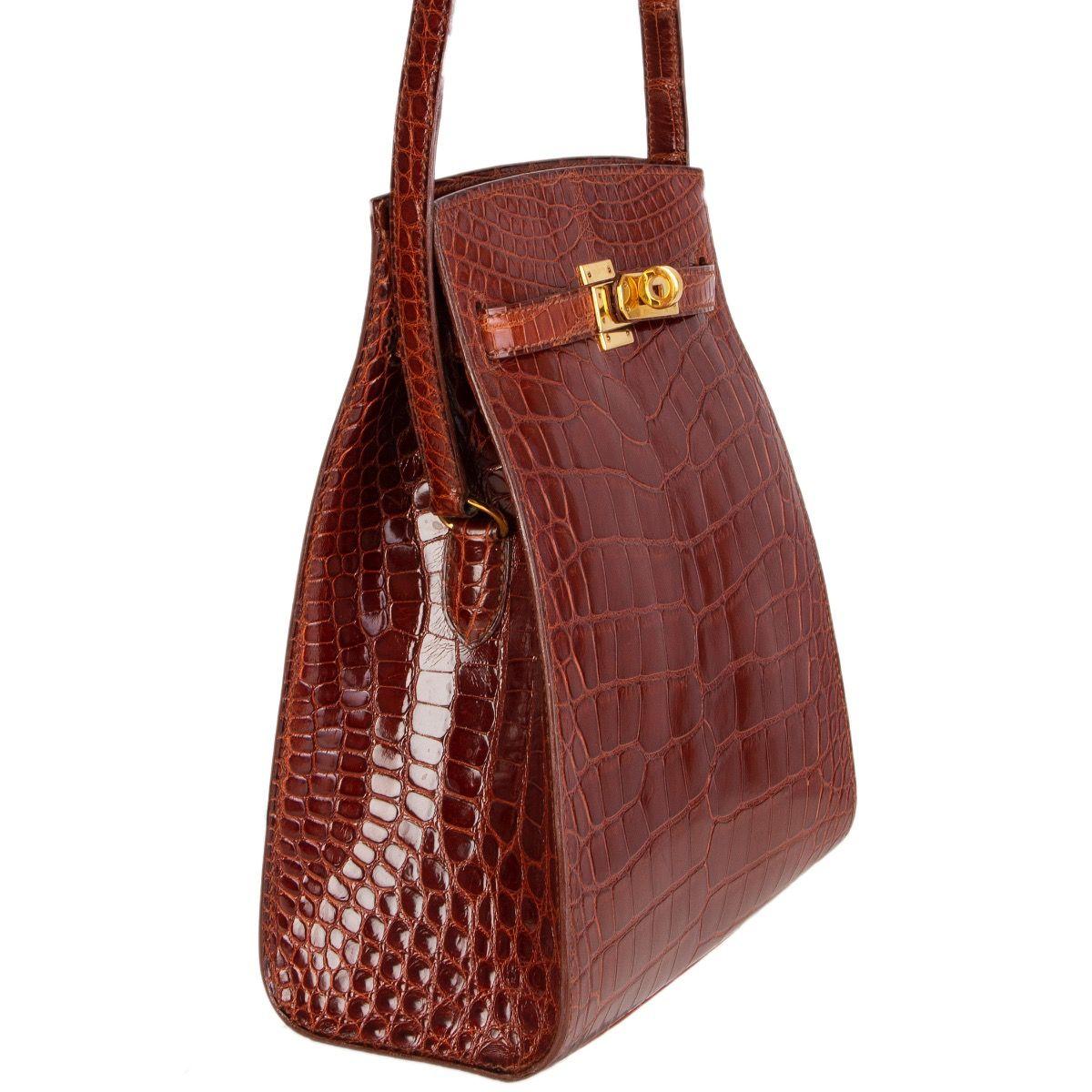 Hermes 'Kelly Sport' crossbody bag in Miel (honey brown) shiny alligator crocodile. Lined in Chevre (goatskin) with an open pocket against the front and back. Has been carried and is in excellent condition. 

Height 24cm (9.4in)
Width 19cm