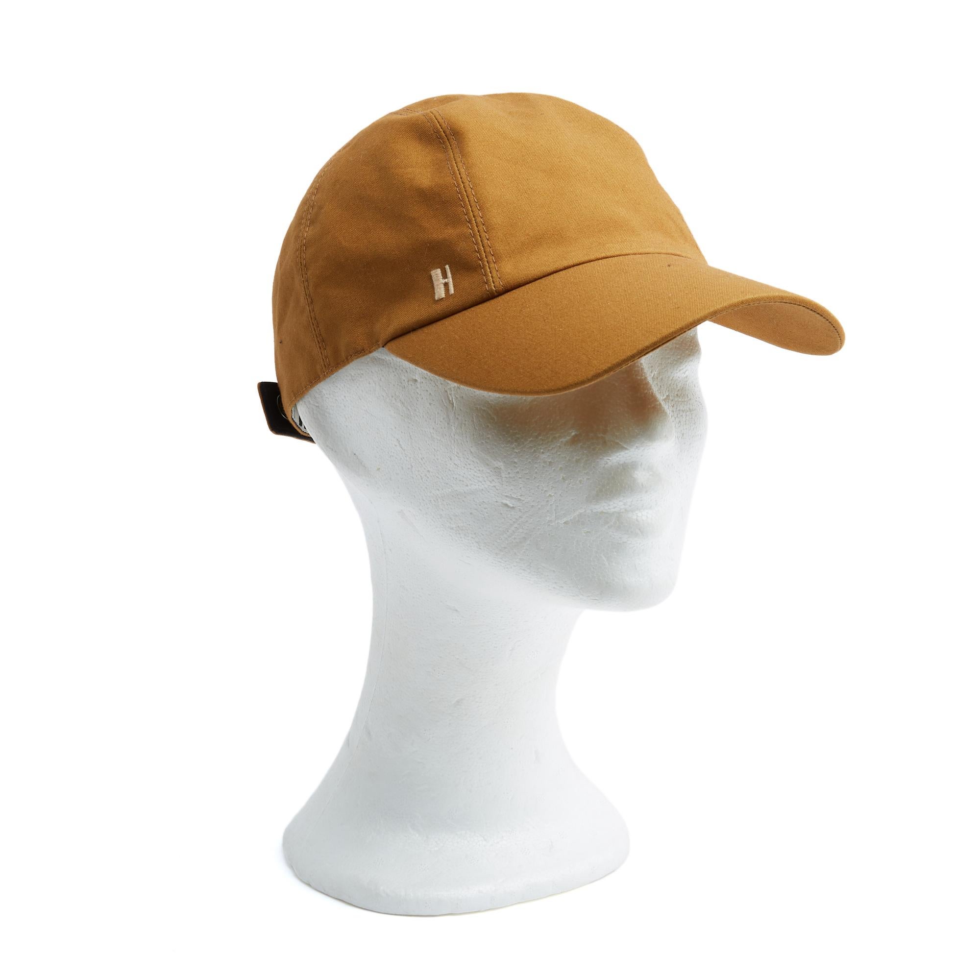 Gorra Hermès Miles H de sarga de algodón color camel tabaco con fino bordado H crudo, forro de viscosa y seda (35%), cierre ajustable con 2 broches de presión 