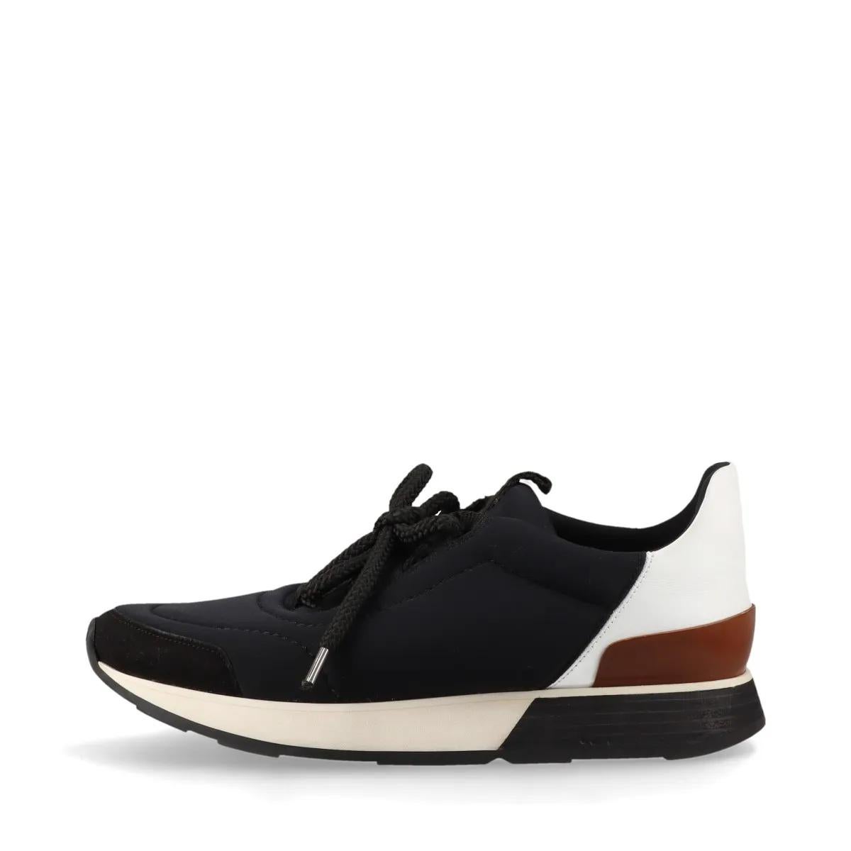 La sneaker bassa Hermès Miles Neoprene è un modello moderno e sportivo che unisce comfort e lusso artigianale. Realizzata in neoprene leggero, offre una vestibilità flessibile e traspirante, arricchita da dettagli eleganti che riflettono l'estetica