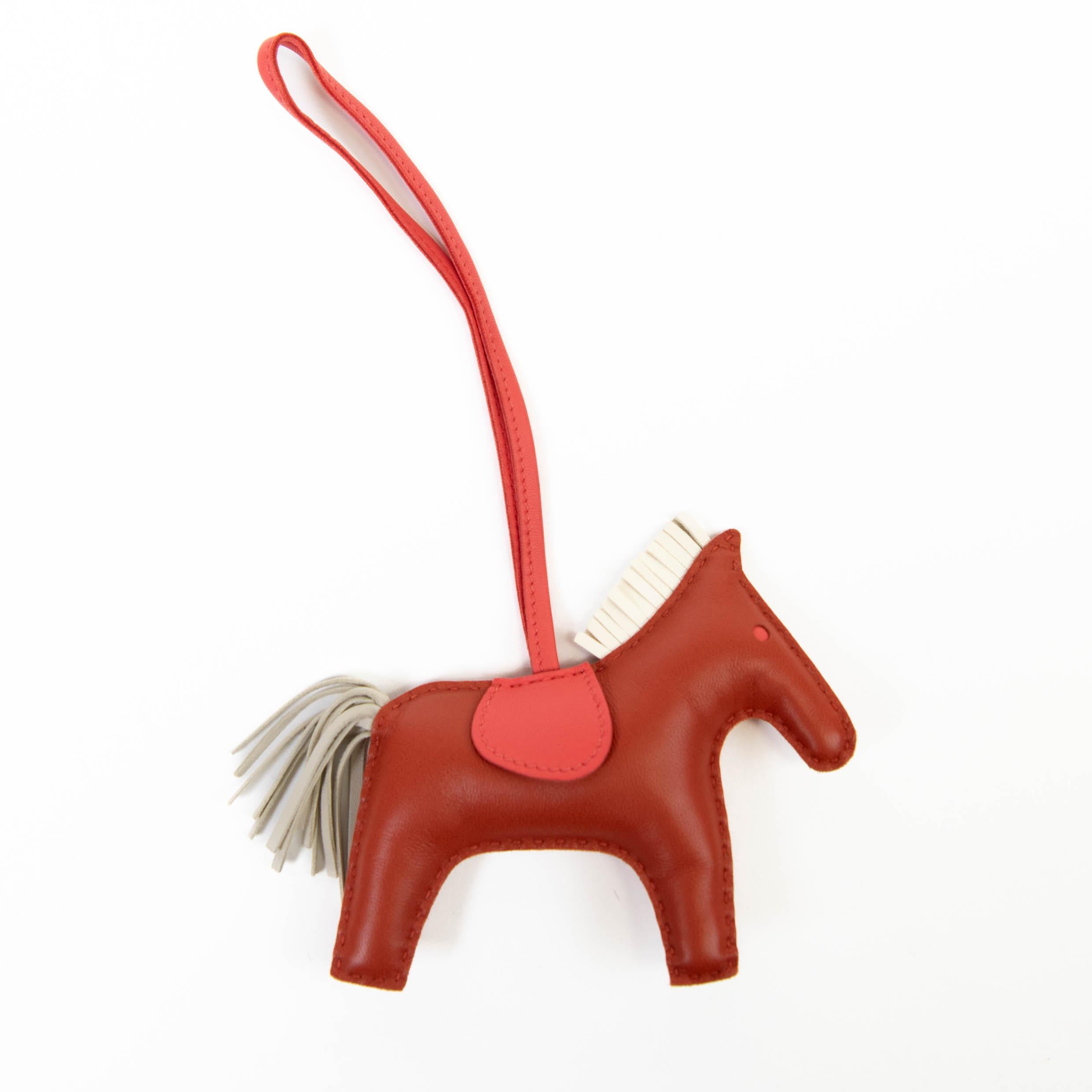100% Authentic

HERMES Milo Lambskin Grigri Rodeo Horse Bag Charm PM in Cornaline, Craie, and Rose Texas. This very charming bag charm is crafted in an orange with white fringe, tail, and a pink saddle.

Length: 3.25 in

Height: 9.00 in

Excellent