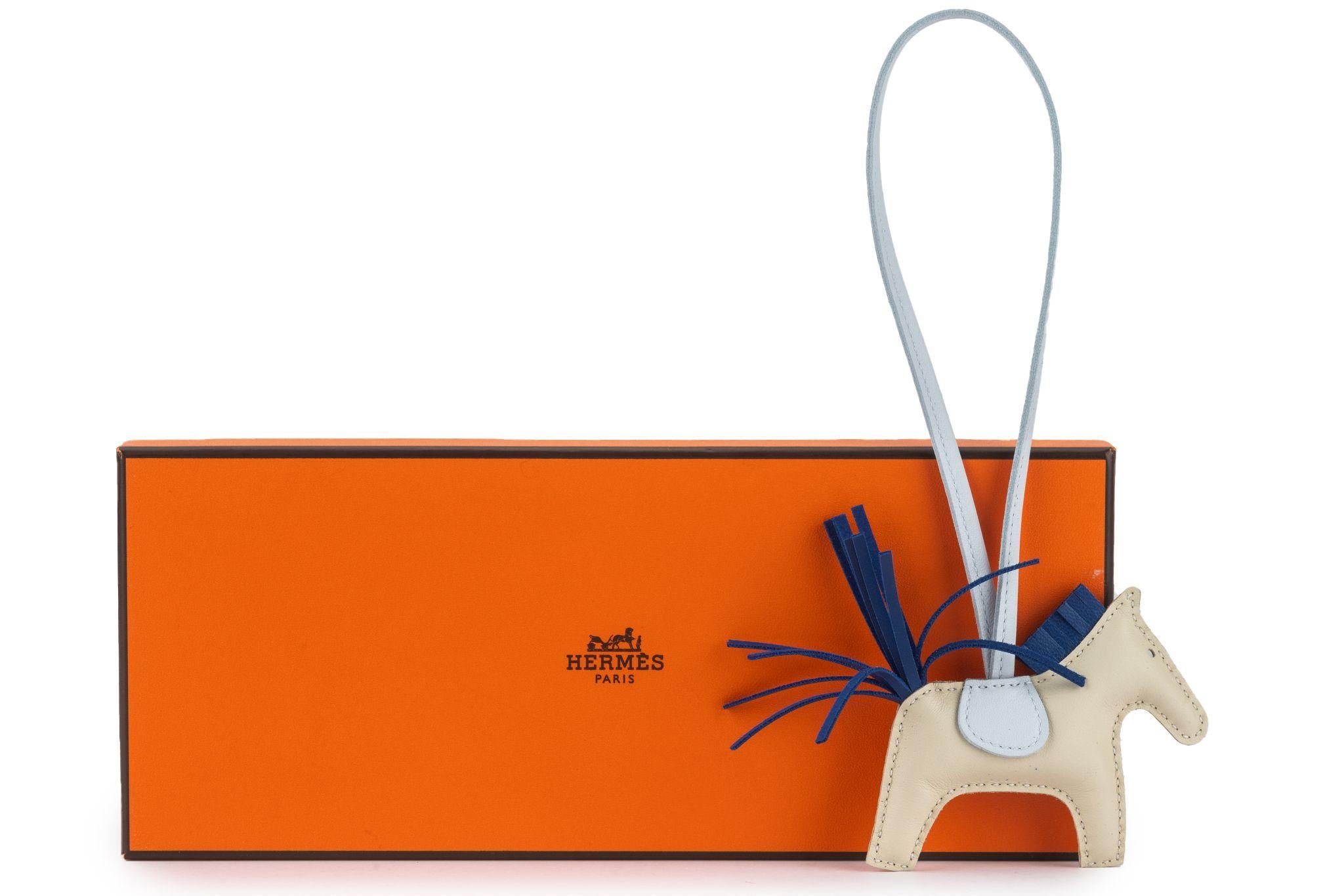 Questa borsa Charm PM di Hermès Milo in pelle d'agnello Grigri Rodeo Pegase Horse è in color crema.  
Nuovo di zecca con scatola originale.