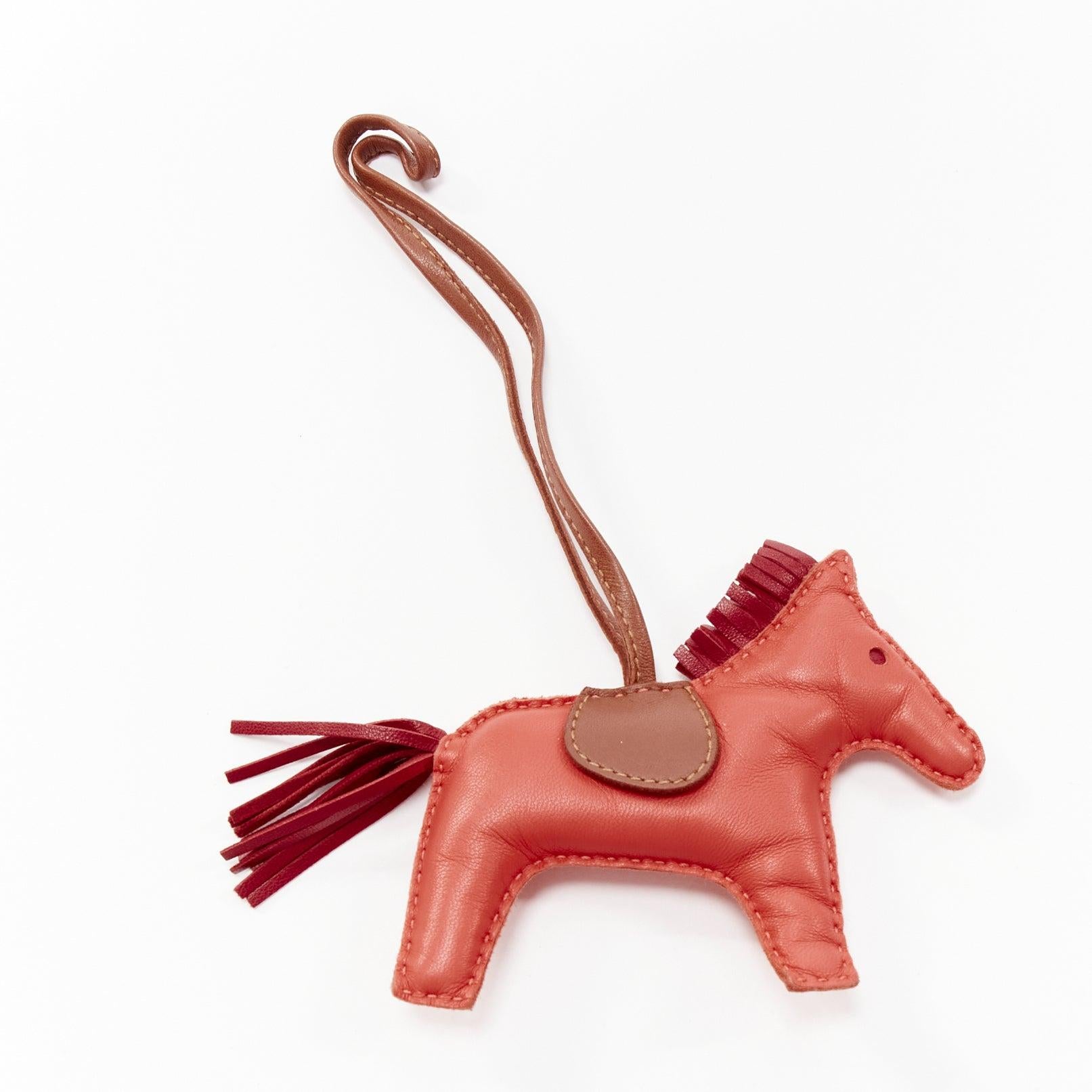 HERMES Milo Rodeo MM cuir rouge garniture marron queue de cheval frangée breloque
Référence : AAWC/A01026
Marque : Hermès
Modèle : Milo Rodeo MM
MATERIAL : Cuir
Couleur : rouge, marron
Motif : Solide
Fermeture : Strap
Doublure : Cuir marron
Fabriqué