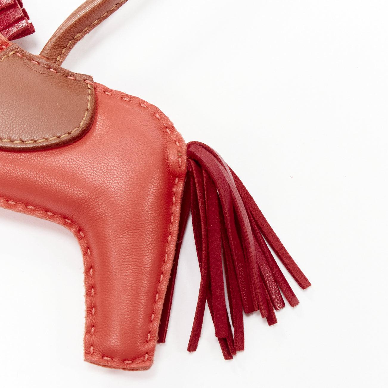HERMES Milo Rodeo MM cuir rouge garniture marron queue de cheval frangée breloque Bon état - En vente à Hong Kong, NT
