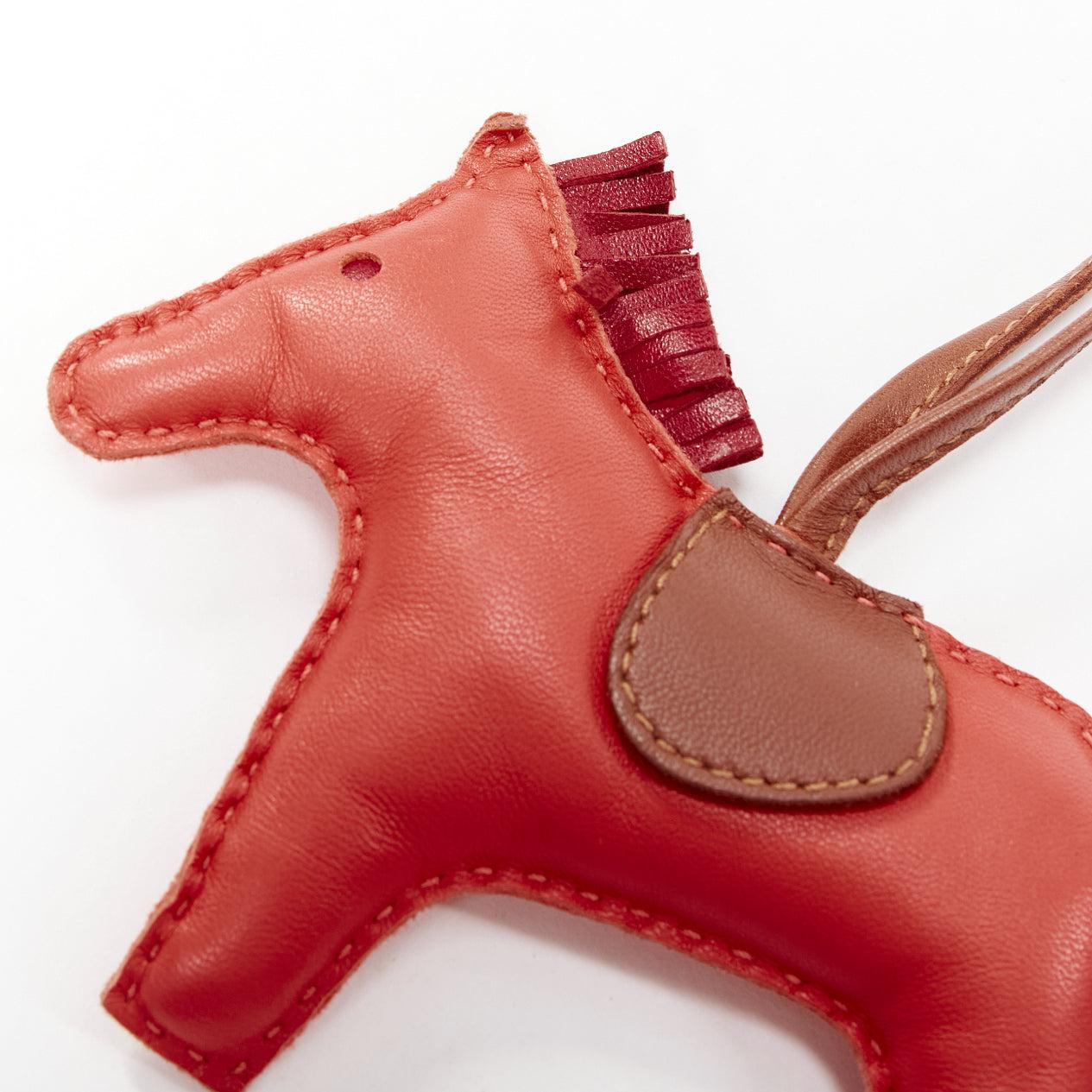 HERMES Milo Rodeo MM cuir rouge garniture marron queue de cheval frangée breloque Pour femmes en vente