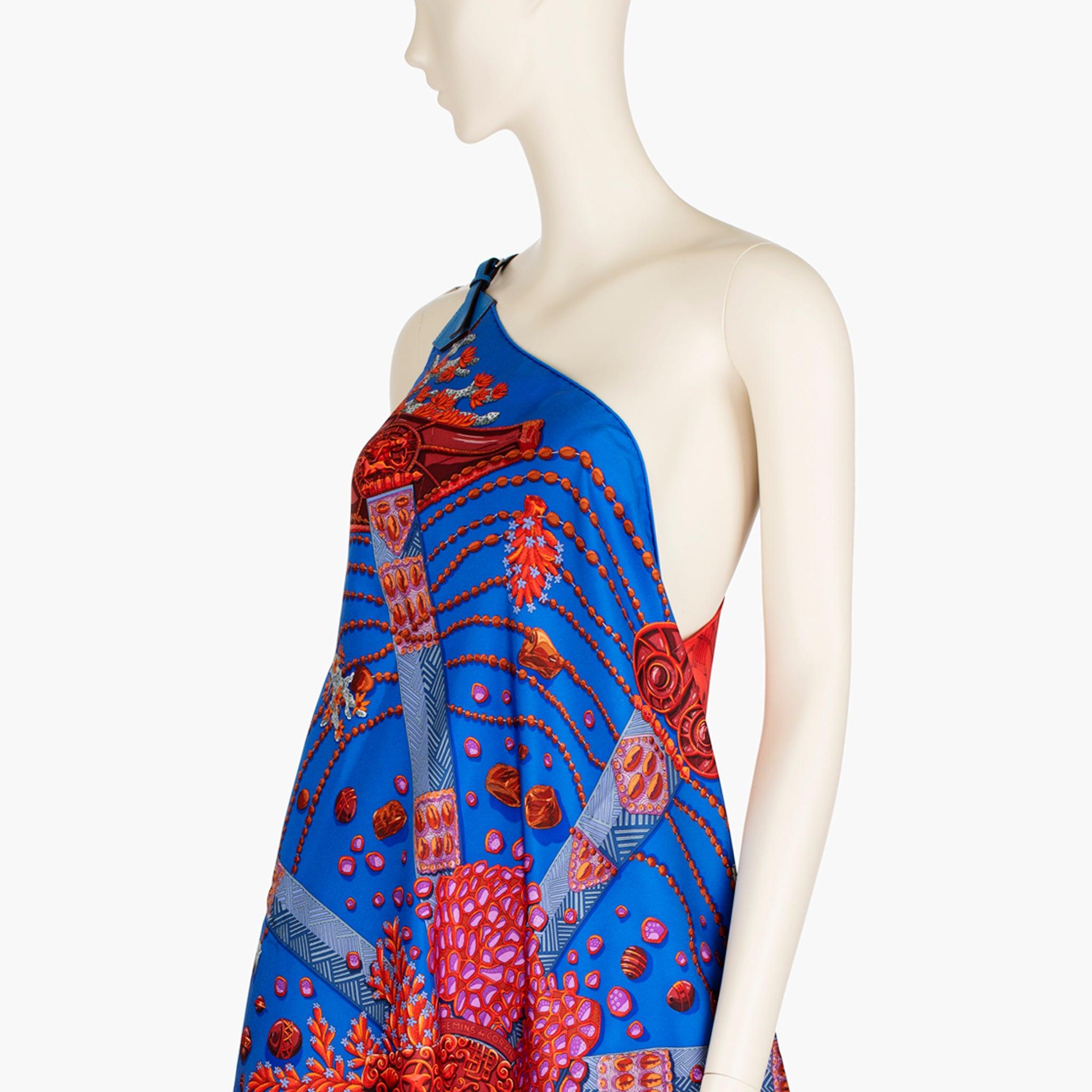 Abito con sciarpa di seta di Hermès 