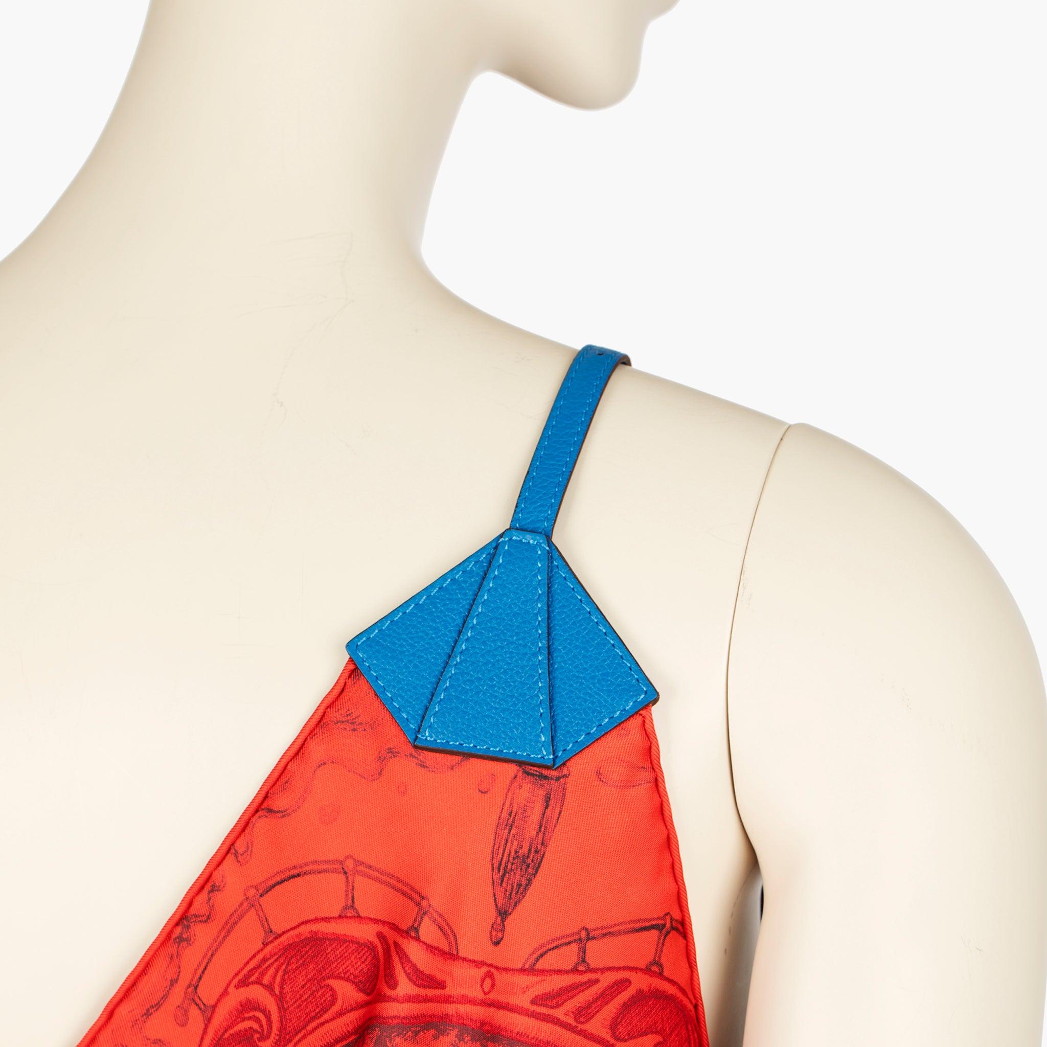 Abito con sciarpa di seta di Hermès 