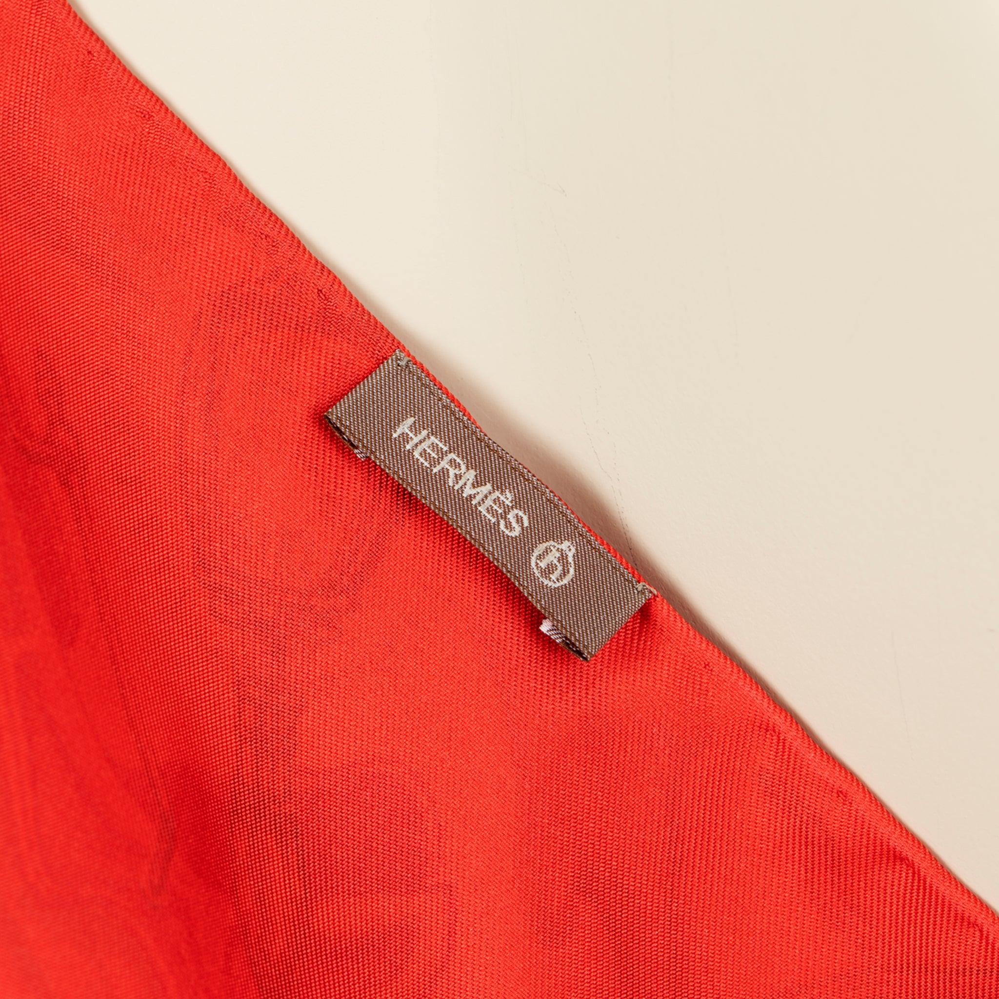 Abito con sciarpa di seta di Hermès 