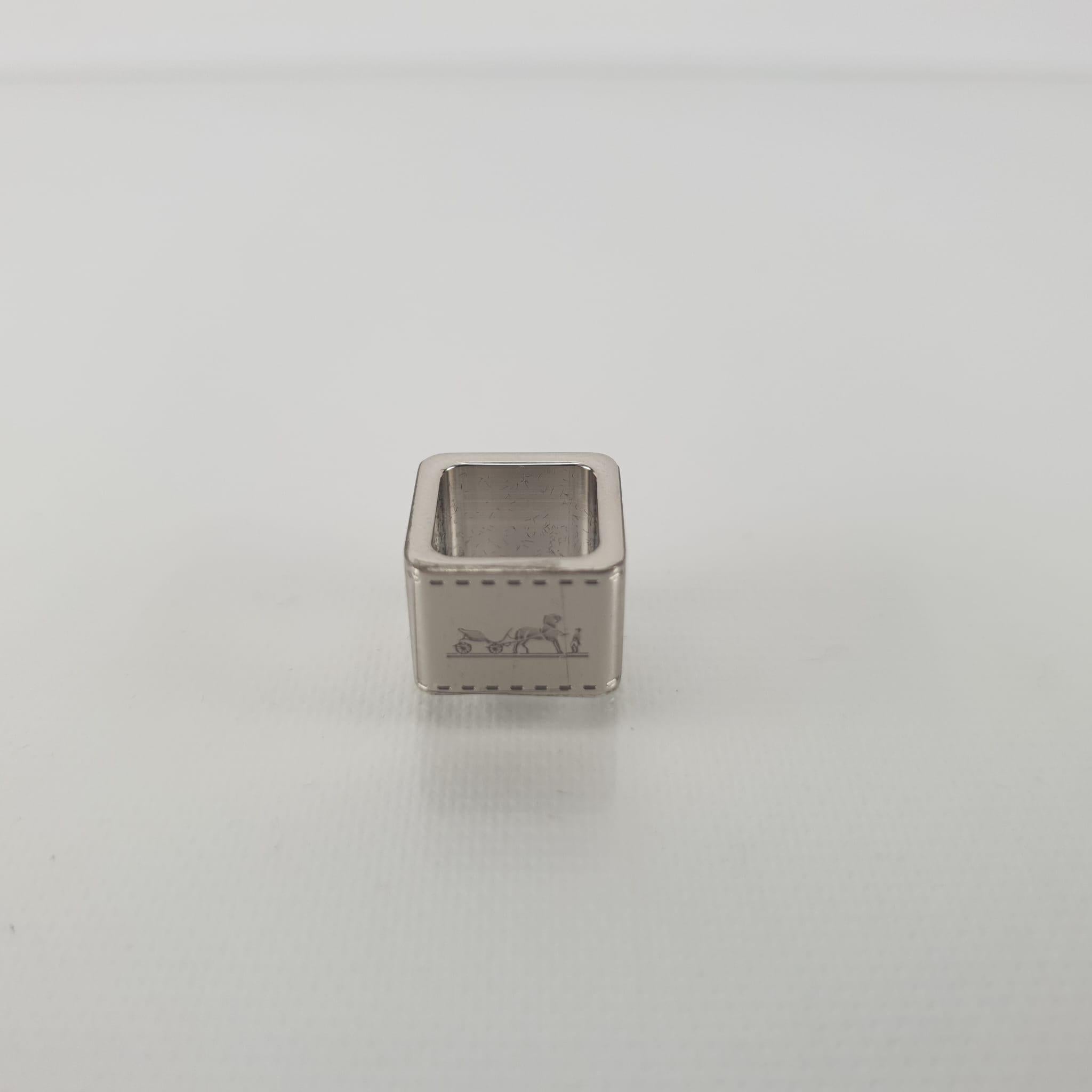 Pré-utilisé, jamais utilisé avec la boîte. Mini bague Bolduc Twilly.
Fabriqué en  laiton plaqué palladium.
Taille : H 10 x L 13 mm