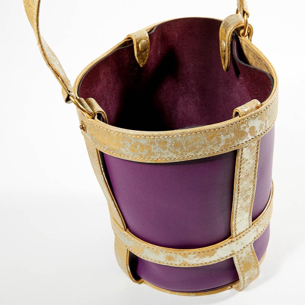 Mini bucket feed bag in velvet and gold leather by Hermes. In very good condition. The diameter of this top handle bag is 17cm on top, 12 cm at the base and the height is 17 cm. Made in France in 2001. It will be delivered in a non original pouch.

