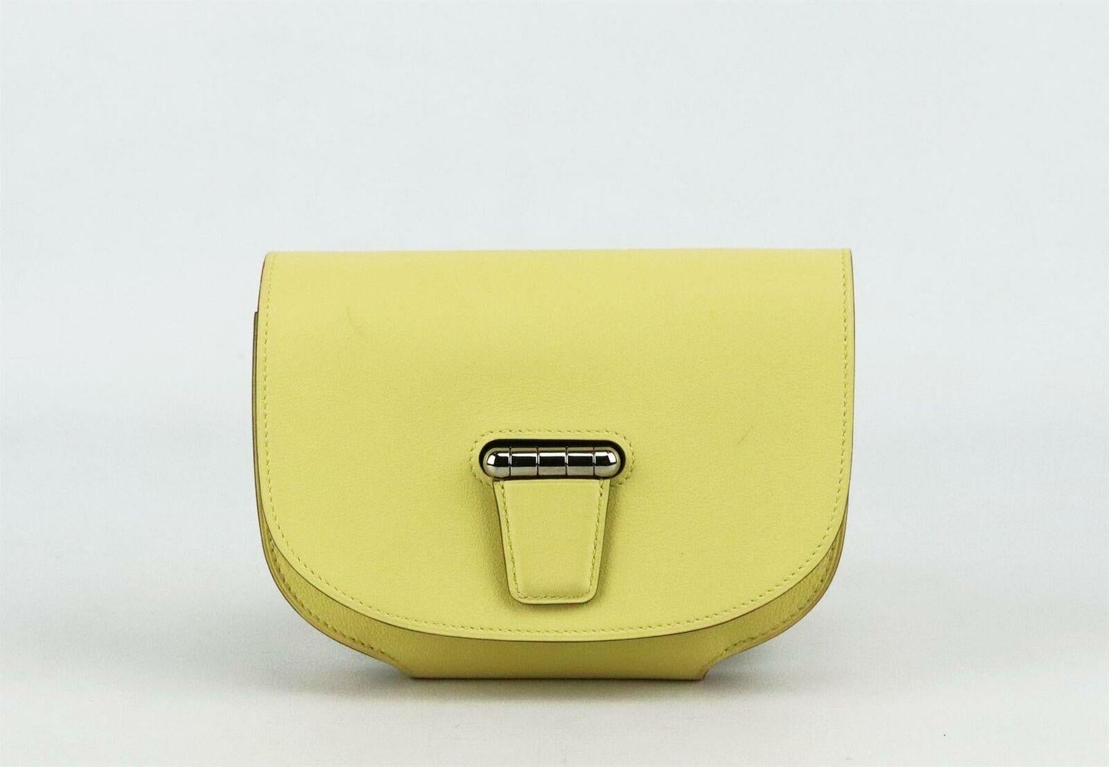 Ce sac Convoyeur d'Hermès est fabriqué en France en cuir de veau Swift jaune pâle. Cette version miniature est dotée de ferrures palladium et d'une bandoulière amovible, ainsi que de trois compartiments intérieurs avec fermeture à glissière et