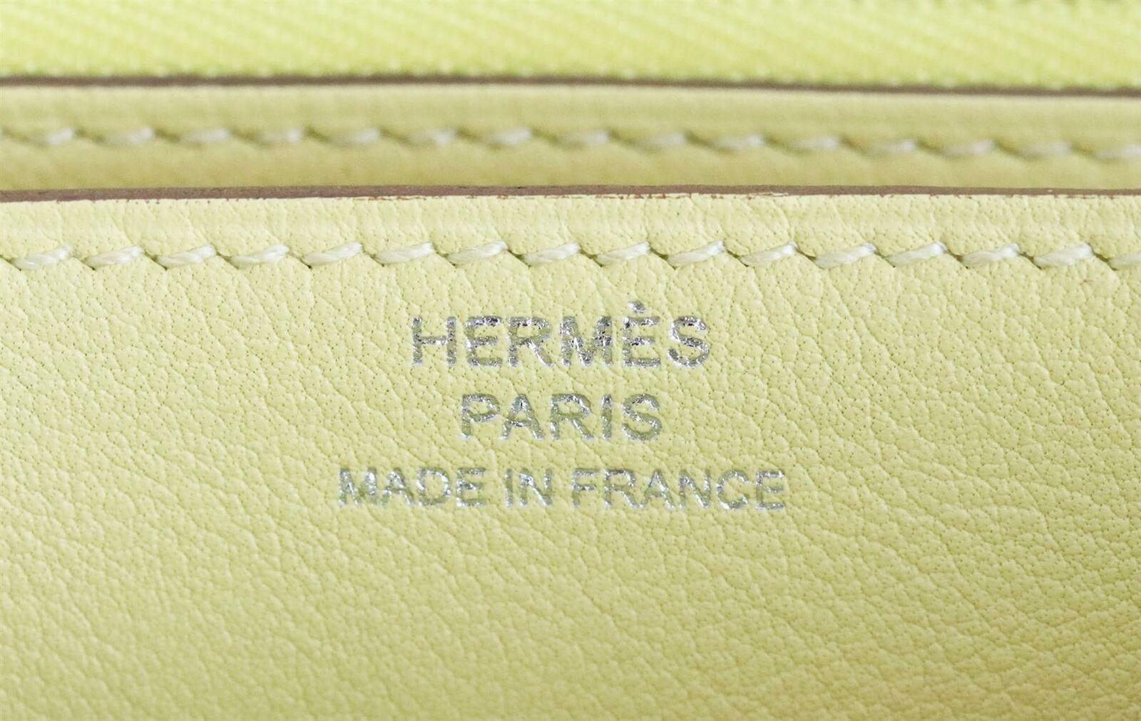 Sac à bandoulière en cuir de veau Hermès Mini Convoyeur Swift Excellent état à London, GB