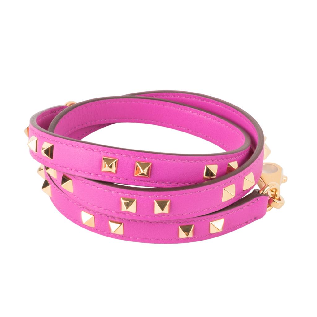 Mightychic offers an Hermes limited edition 16mm Mini Dog Carres bag strap features Magnolia with gold hardware. 
Swift leather strap with signature Medor hardware.
Is compatible with a myriad of Hermes Handbags for added fun and flare!
Accompanied