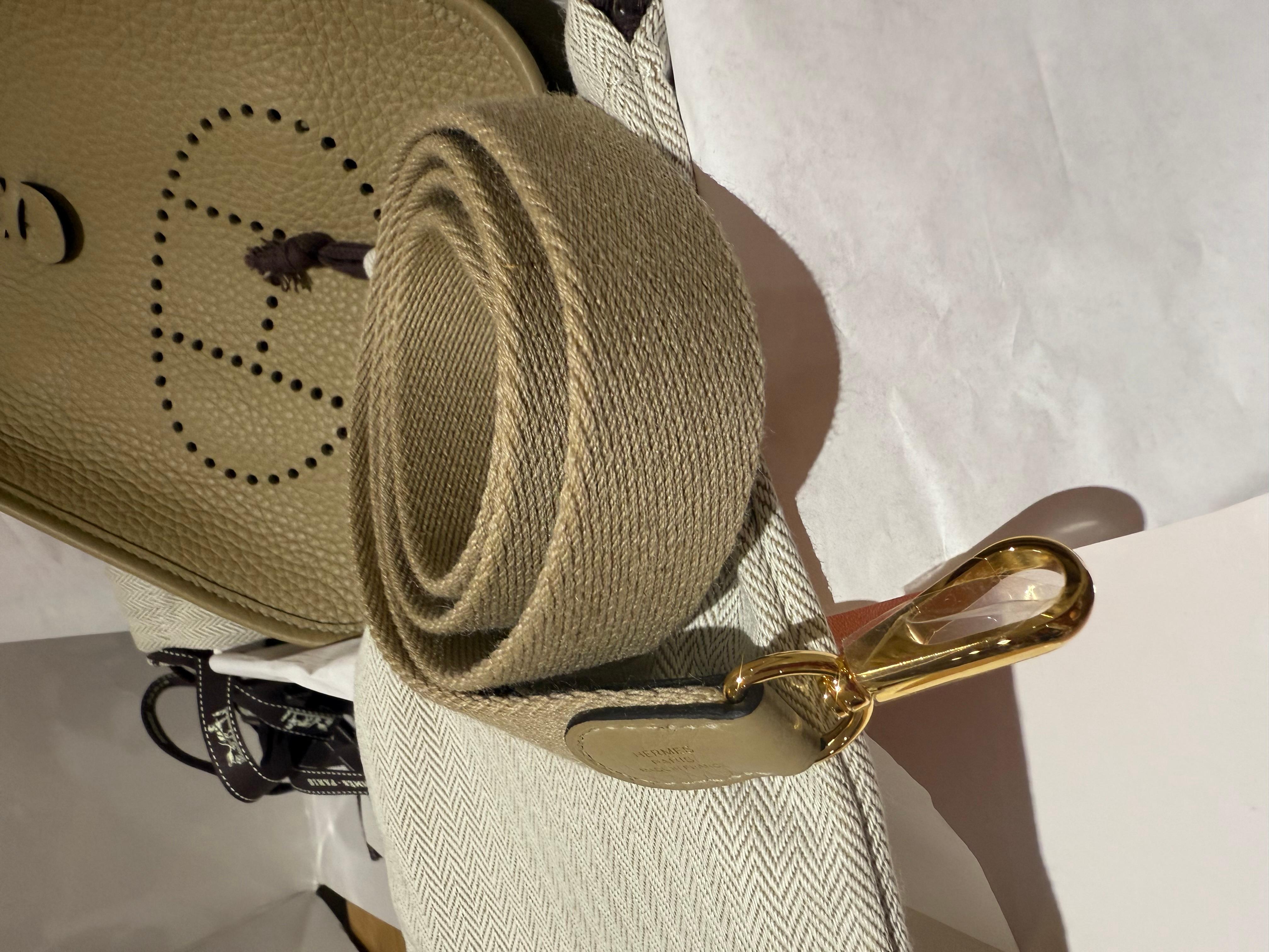 Hermes Mini Evelyne 16 Beige Marfa Clemence mit Goldbeschlägen im Zustand „Neu“ im Angebot in London, England