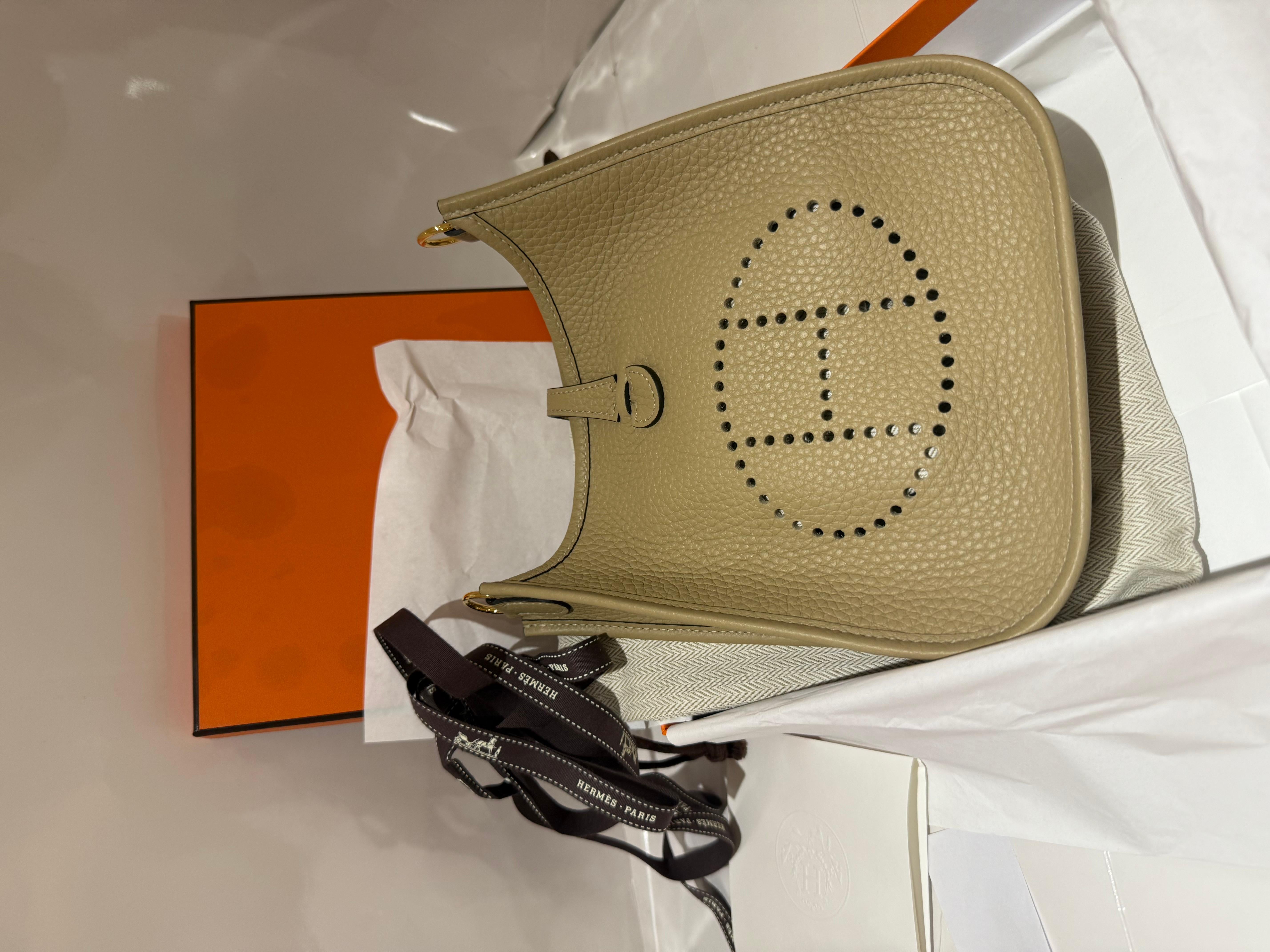 Hermes Mini Evelyne 16 Beige Marfa Clemence mit Goldbeschlägen im Angebot 1