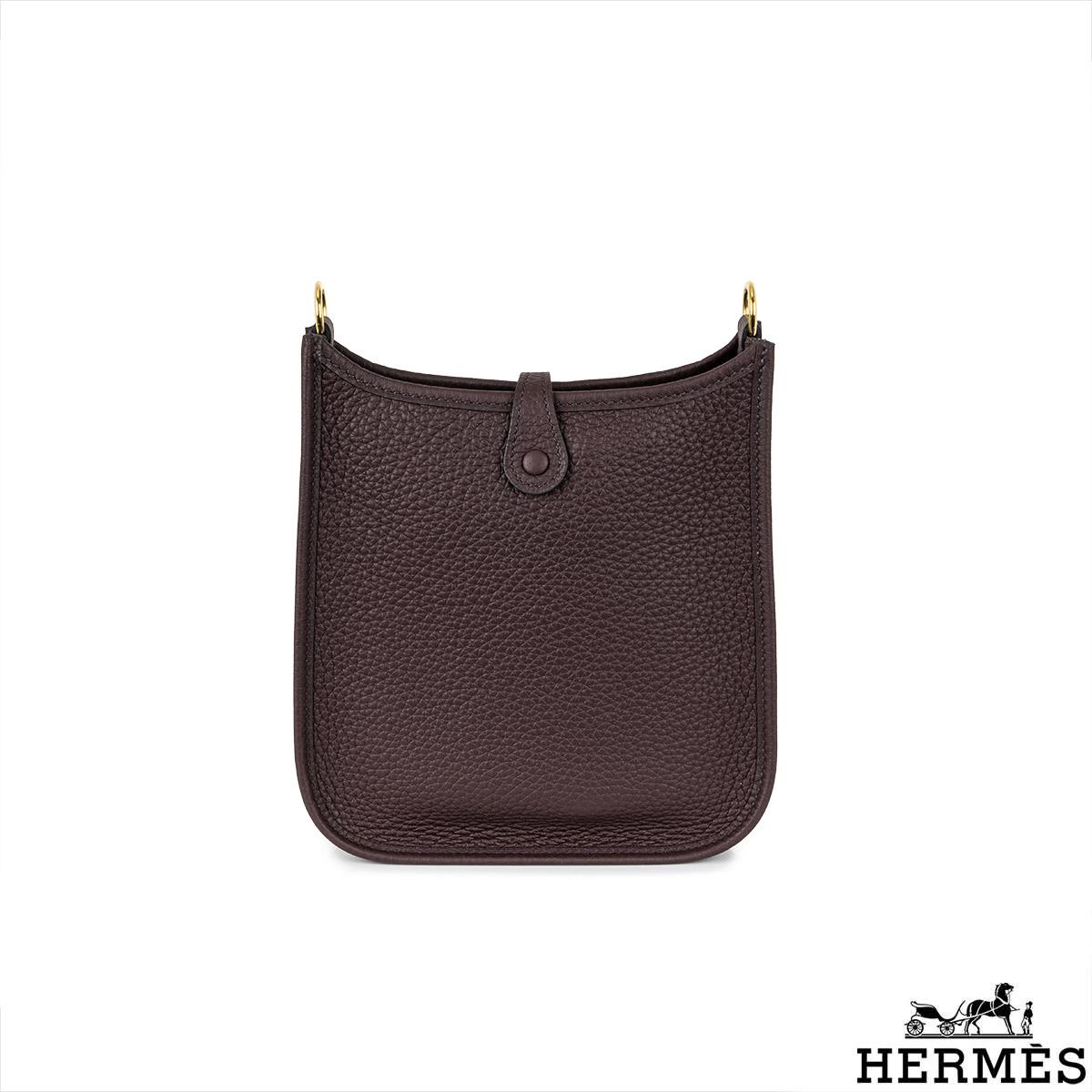 Un joli sac à main Hermès mini Evelyne. L'extérieur de ce sac Evelyne est fabriqué en cuir Clemence chocolat, complété par des ferrures dorées et des coutures ton sur ton. Il est doté d'un design en 