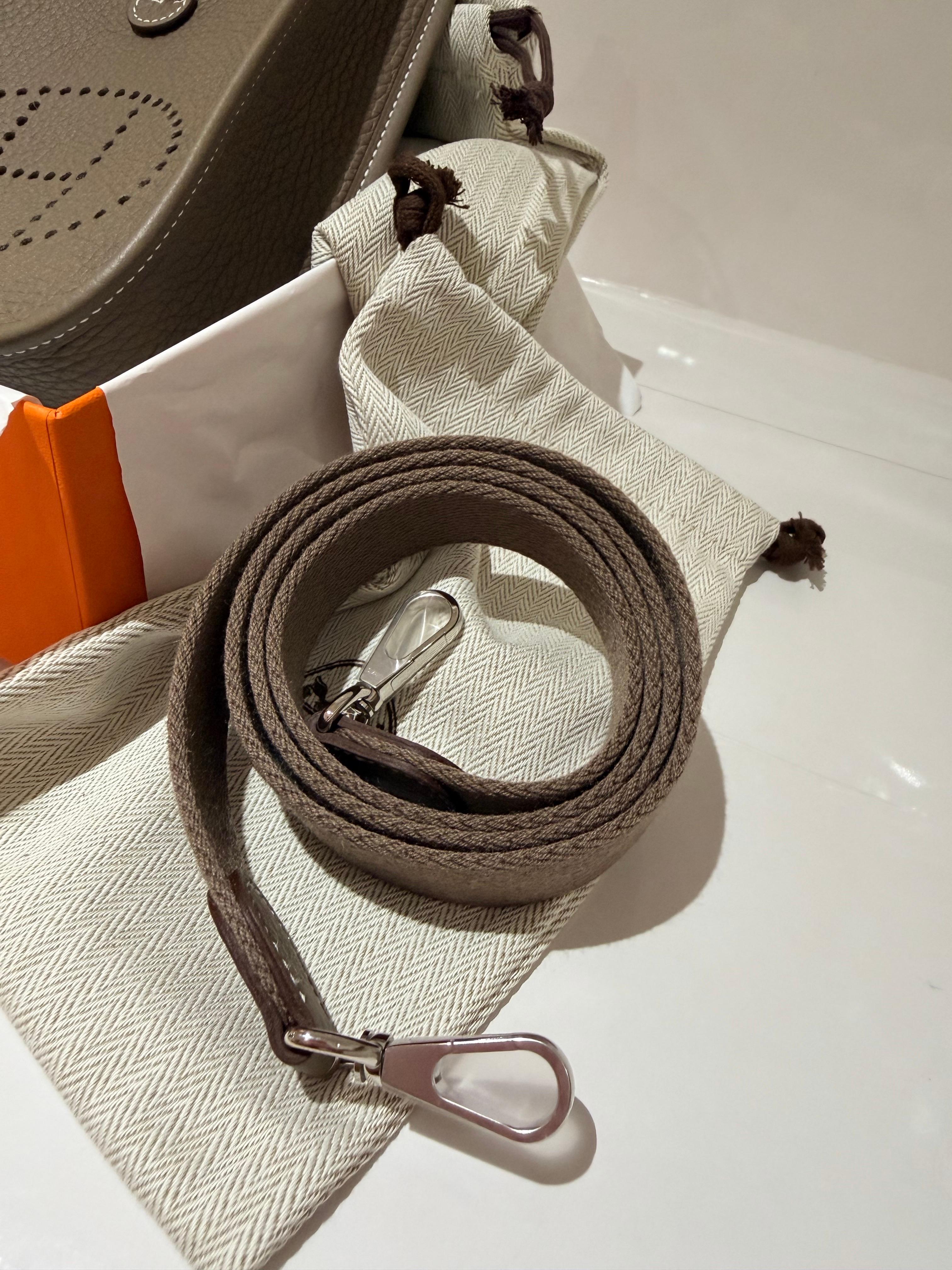Hermes Mini Evelyne 18 Etoupe PHW, K stamp nuovo di zecca completo di scatola, dutsbag, tracolla e ricevuta. Un regalo eccellente per un look chic da tutti i giorni!
