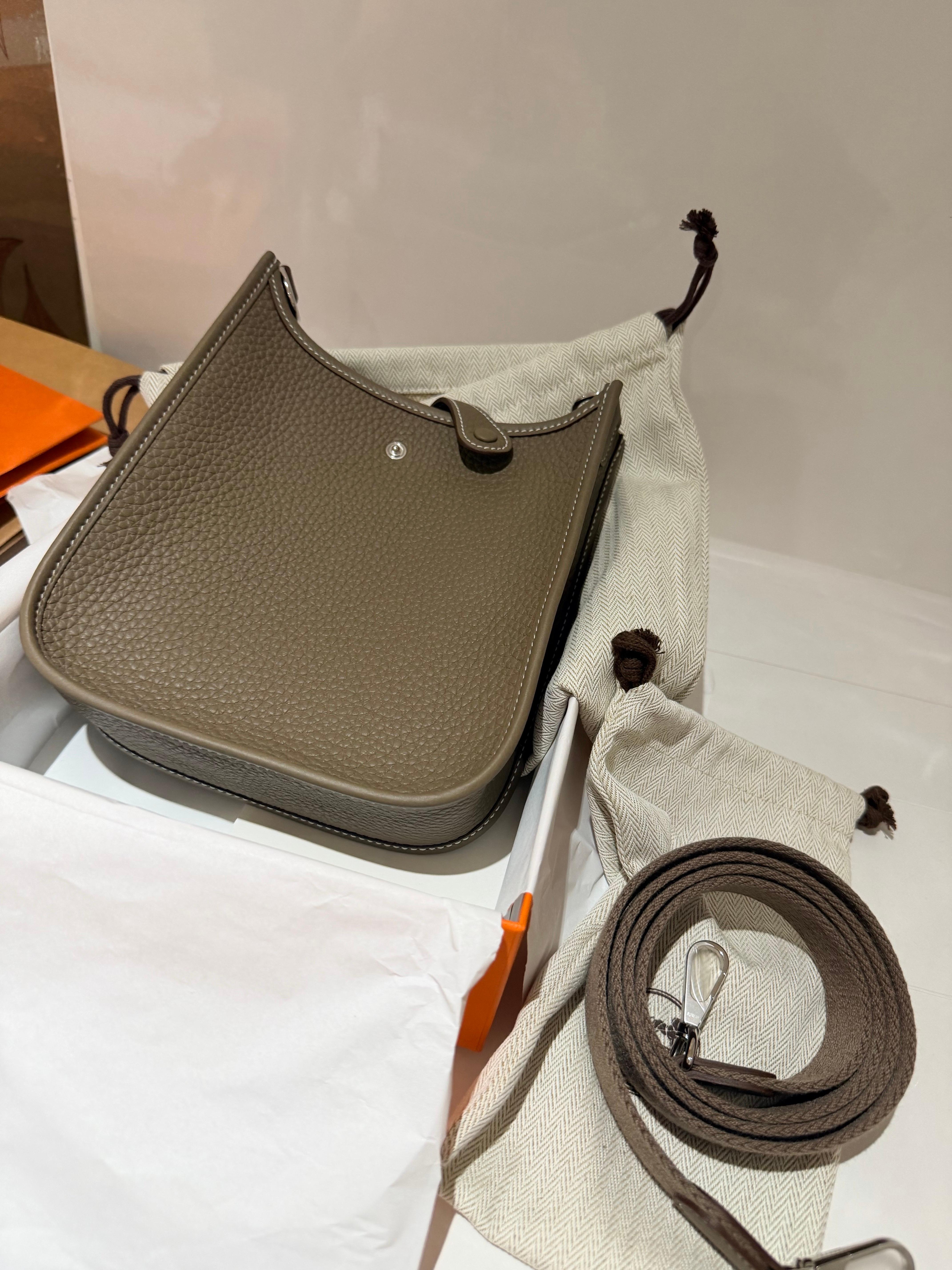 Borsa Hermes Mini Evelyne 18 Etoupe PHW in vendita 1