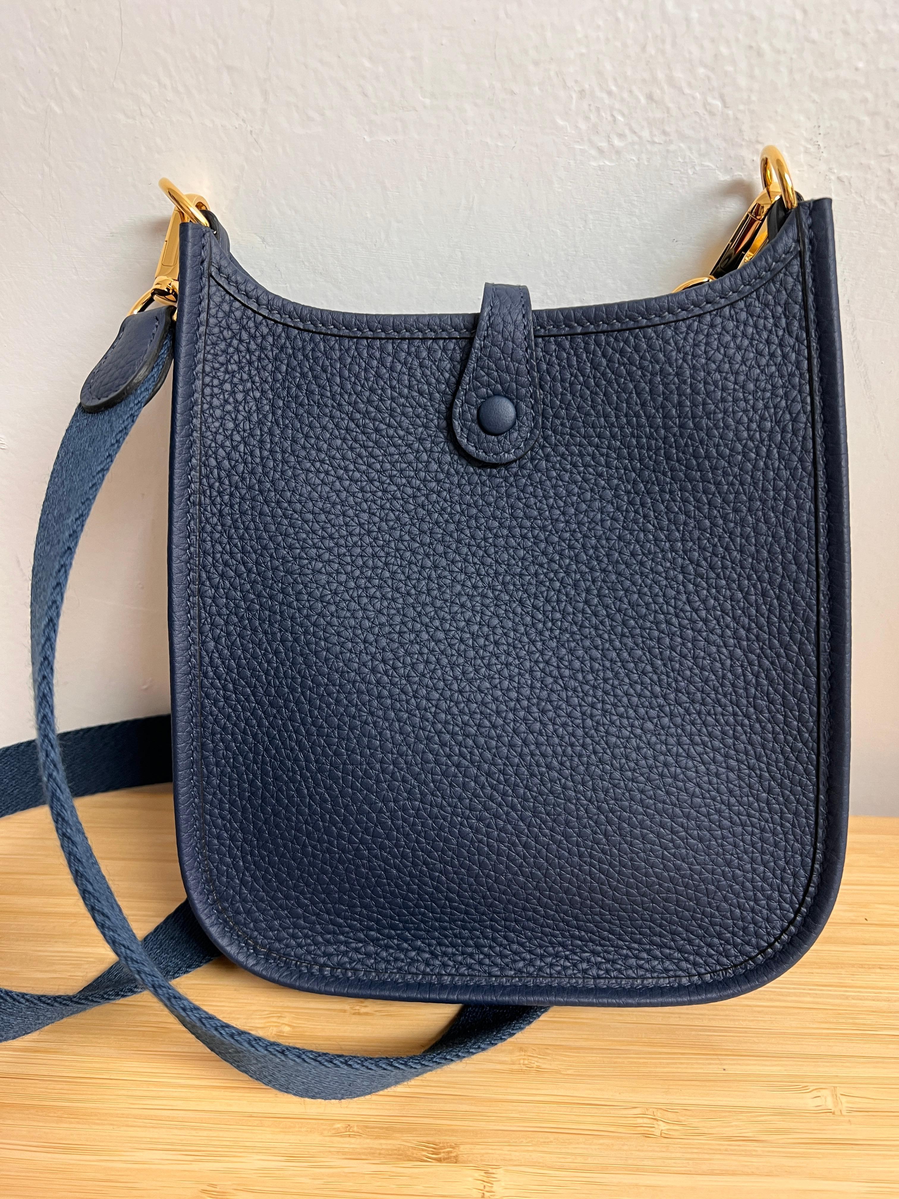 Hermès mini Evelyne TPM en cuir bleu de Prusse Clémence et métal doré.

Nouveau jamais utilisé, set complet avec boîte, dustbag et ruban.