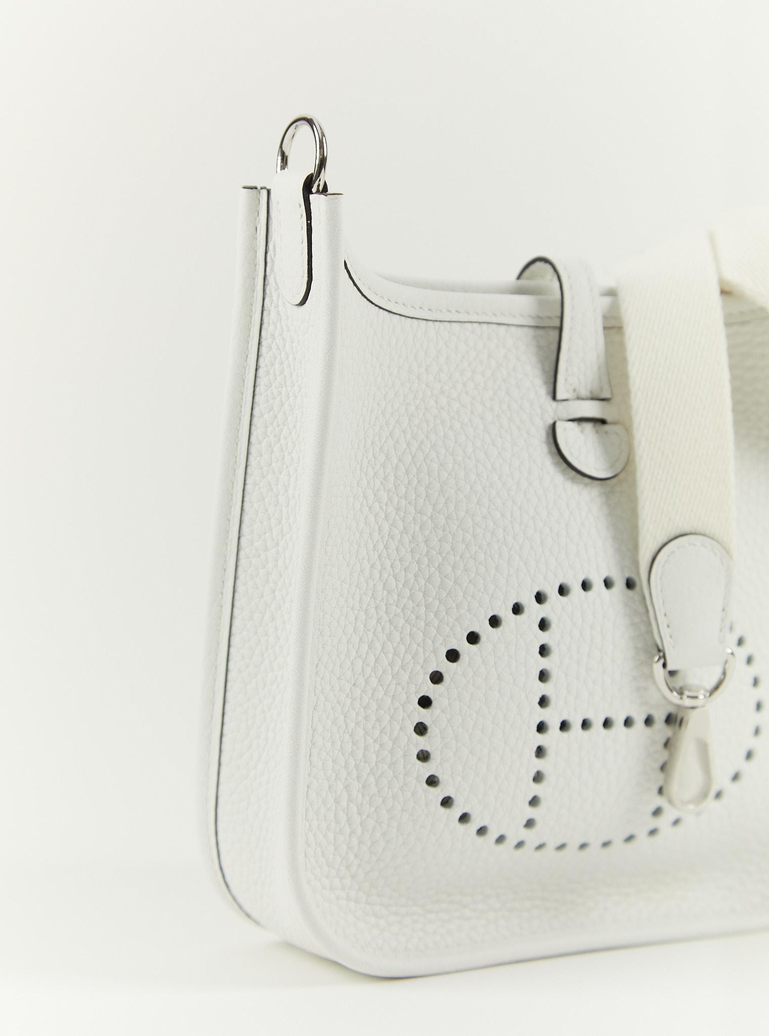 HERMÈS MINI EVELYNE TPM NEW WHITE Clemence Leather with Palladium Hardware In Excellent Condition For Sale In London, GB
