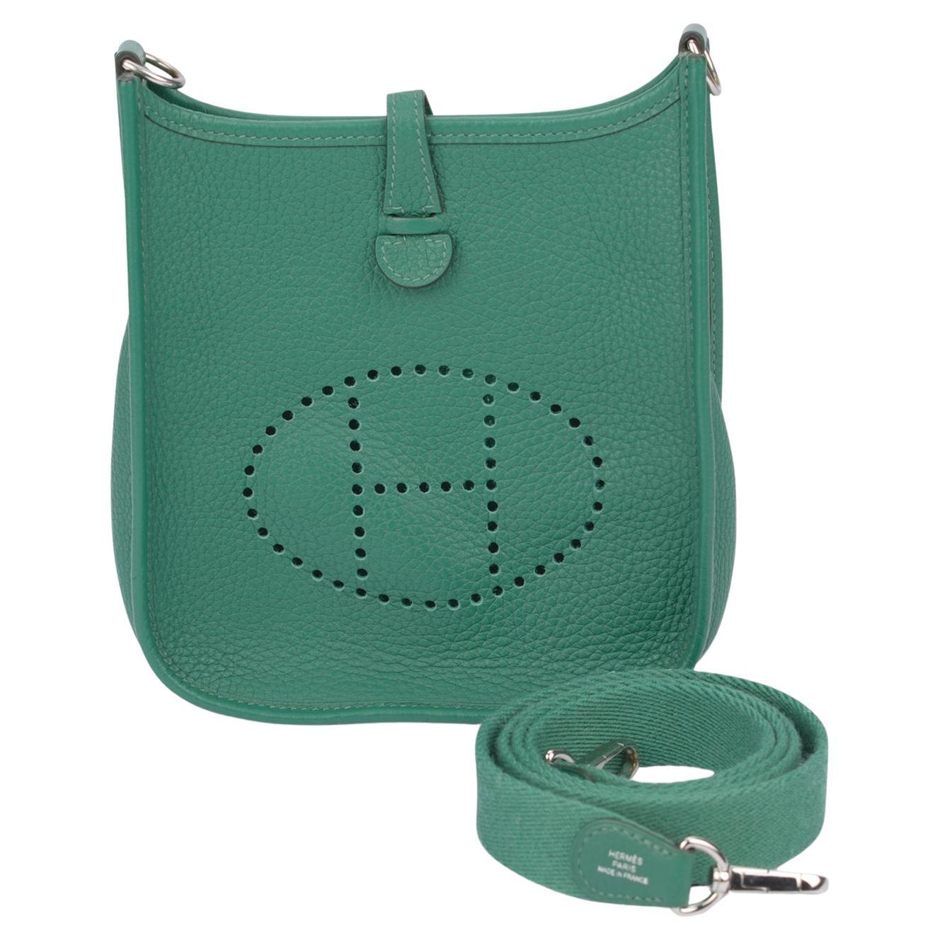 How can I adjust a Hermès Evelyne strap?