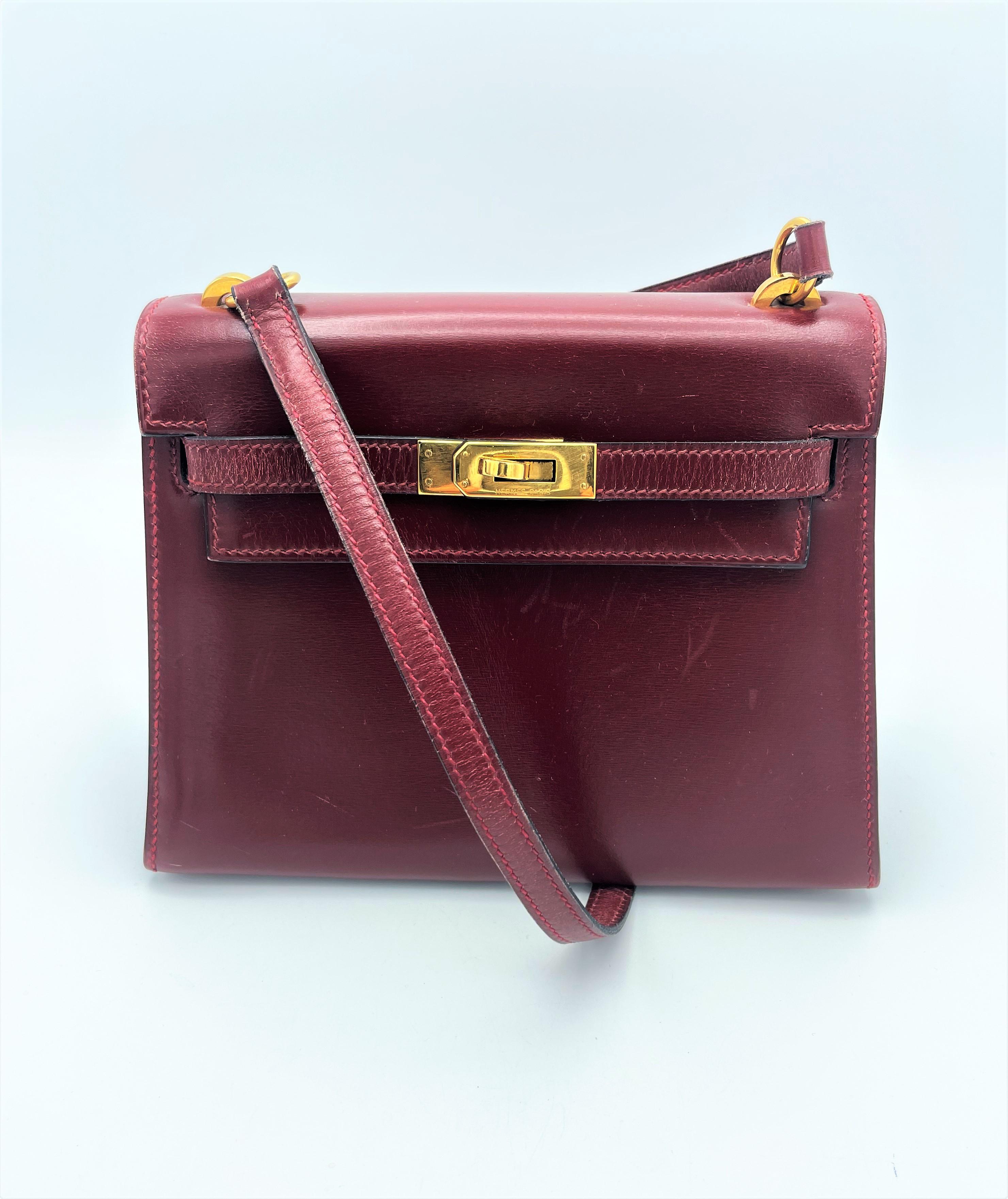 About
Very beautiful Mini Hermès Sellier shoulder bag, bordeaux , Box calf, M in circle - 1983
Features:
- Inside Pocket 1
- Size 