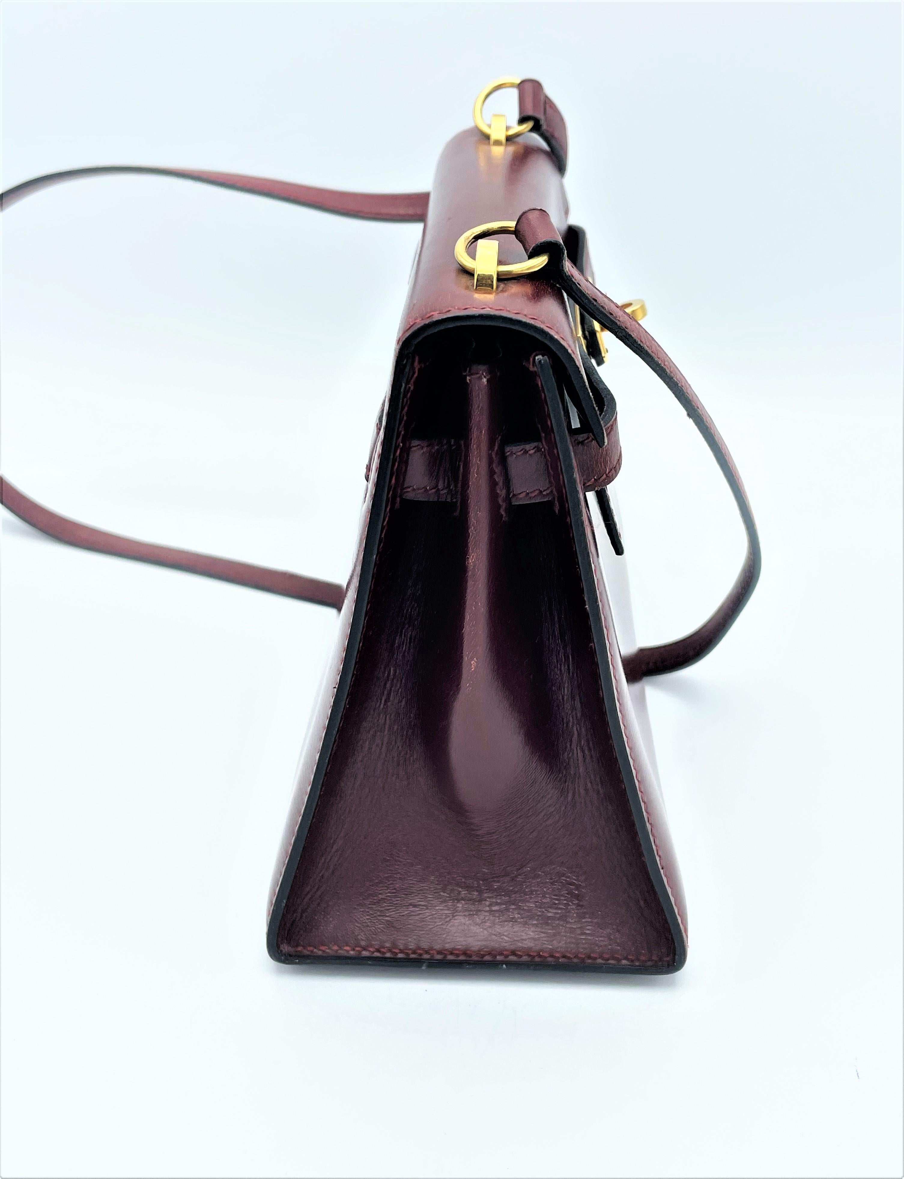HERMÉS KELLY 20cm  bordeaux Calfskin Leather, gold hardware, small shoulder bag  In Good Condition For Sale In Stuttgart, DE