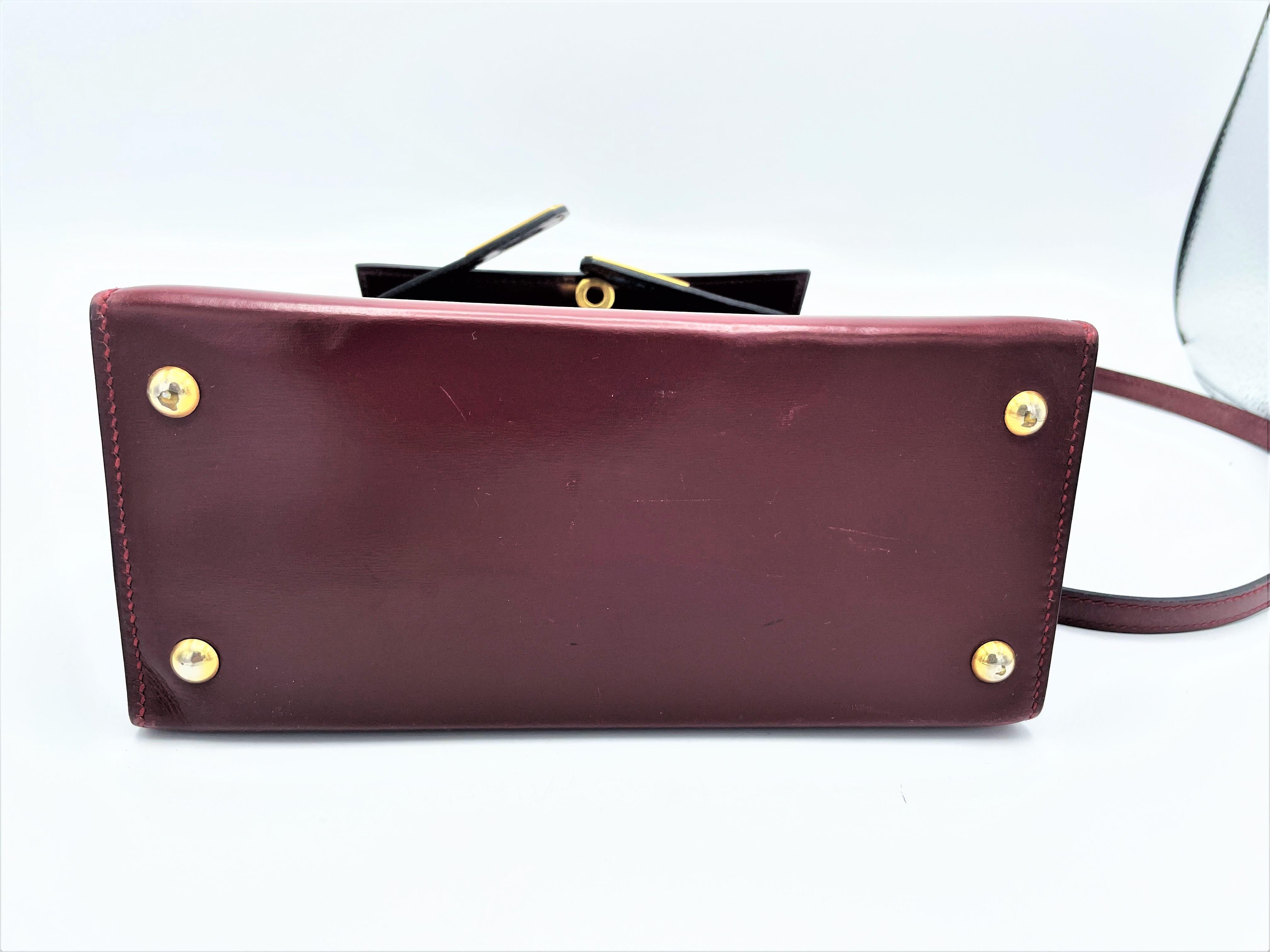 Women's or Men's HERMÉS KELLY 20cm  bordeaux Calfskin Leather, gold hardware, small shoulder bag  For Sale