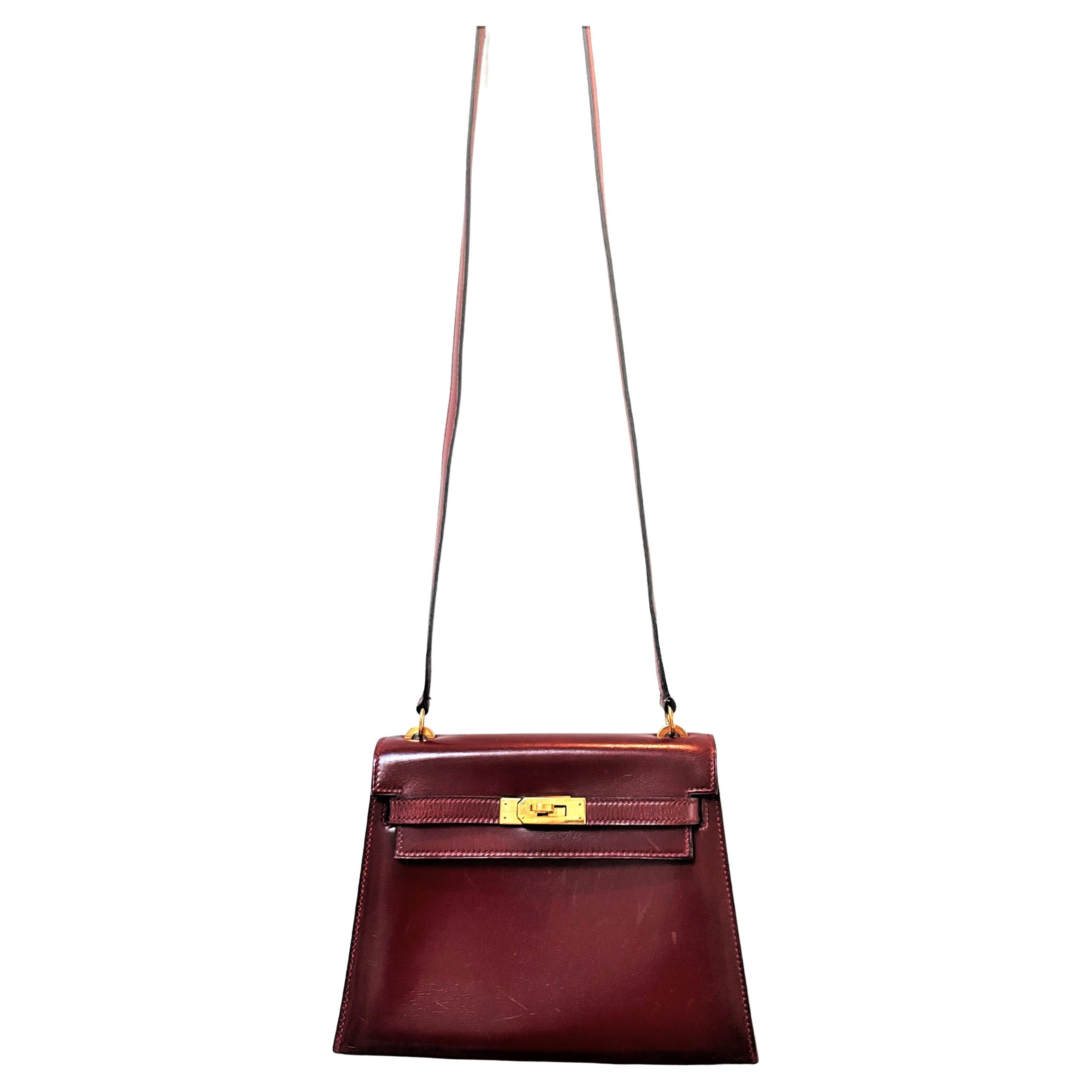 HERMÉS KELLY 20cm  bordeaux Calfskin Leather, gold hardware, small shoulder bag  For Sale