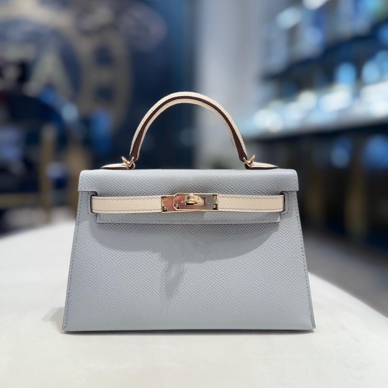 Jewell Aficionado offre una Mini Kelly 20 di Hermès in pelle Bleu Pale e Nata Epsom, un ordine speciale di HSS, che mescola tinte tenui per una nuova interpretazione del design classico. L'azzurro e il color crema di Nata contrastano magnificamente,