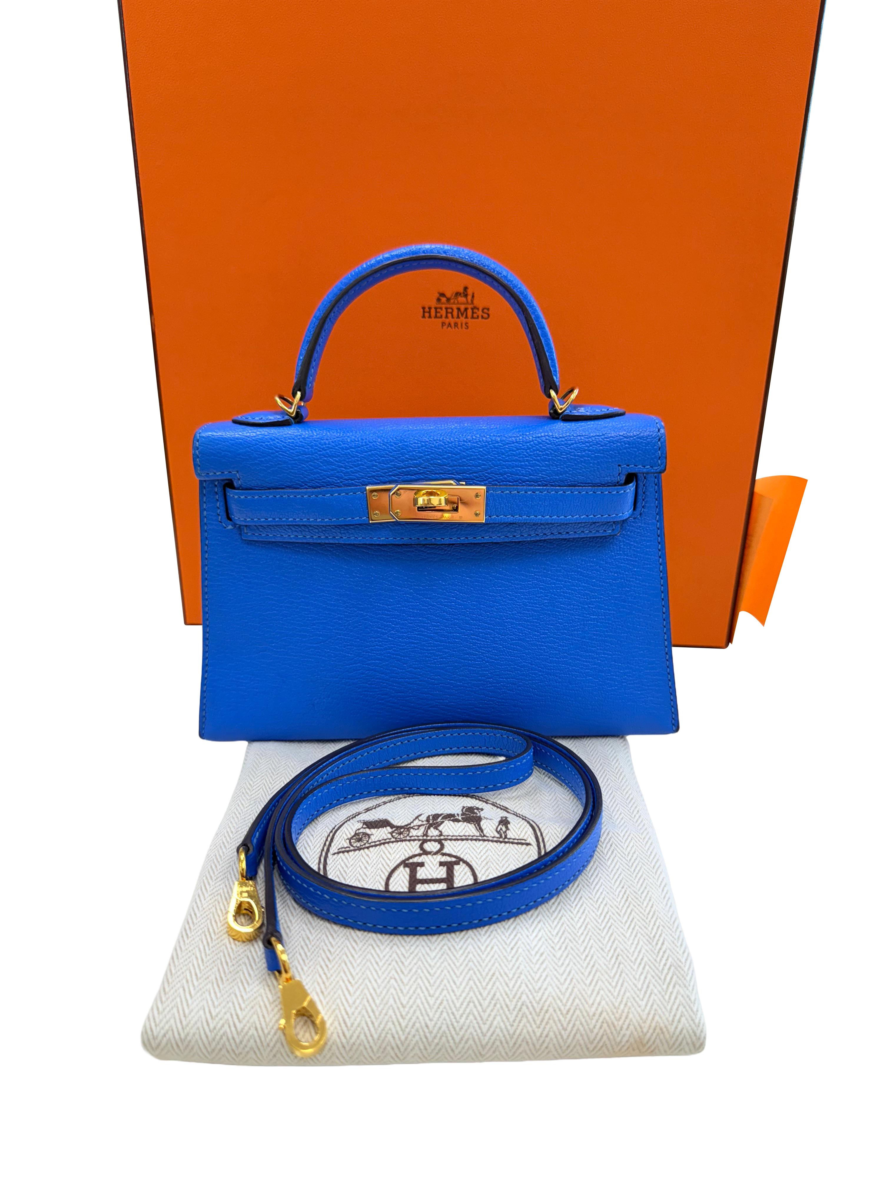 Ein ultra-schickes und seltenes Stück - die Hermès Kelly Mini 20 aus leuchtend blauem Hydra Chèvre-Leder, akzentuiert durch glänzende goldfarbene Beschläge. Mit ihrem strukturierten oberen Henkel, dem eleganten Überschlag und den kompakten 20 cm