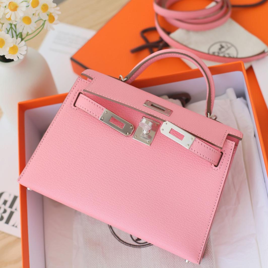 SKU AT-1576
Brand Hermès
Model Mini Kelly 20 II
Date Stamp Y
Date Circa 2020
Color and Colour Code Rose Confetti, 1Q
_________________________________________________
Metal Palladium
Material Chevre
Chain Length Approx 20cm
Measurements Approx. 20cm