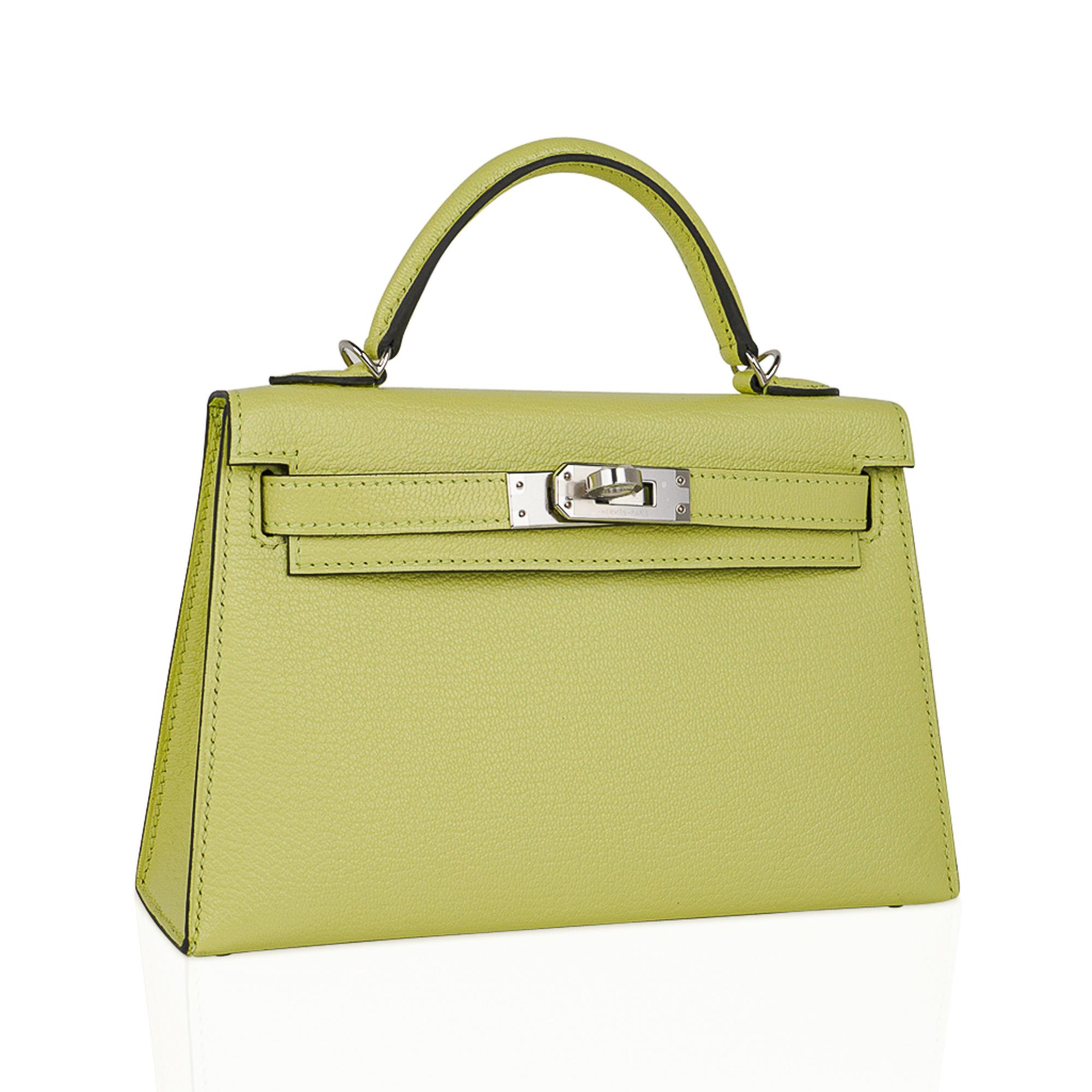 Mightychic bietet eine Hermes Kelly 20 Mini Sellier Tasche in der Farbe Jaune Bourgeon an.  
Wunderschönes gedämpftes Limettengrün.
Chevre-Leder, akzentuiert mit goldener Hardware.
Kommt mit Hermes-Signatur-Box, Schulterriemen und Schläfer.
Eine