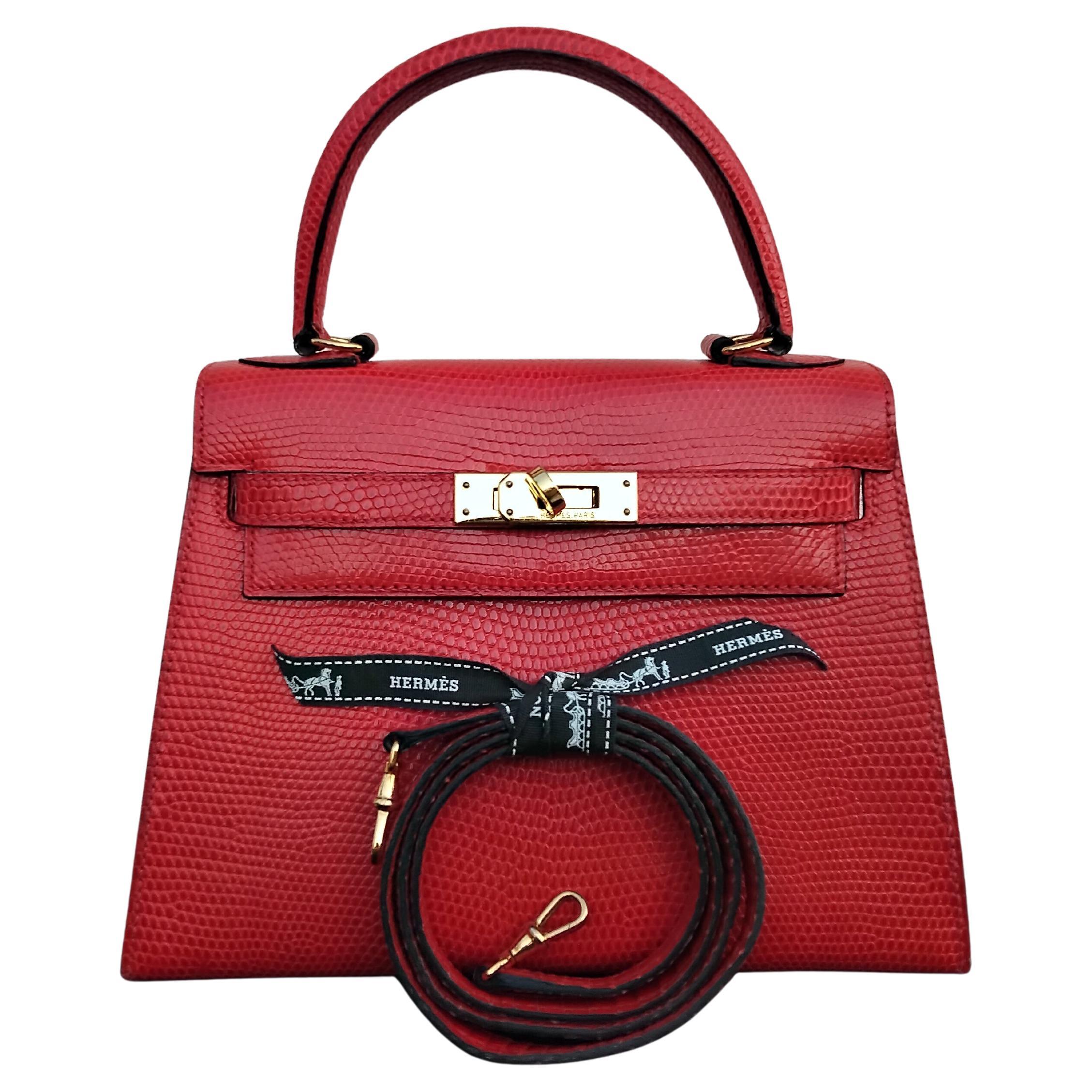 Adorable et très mignon Mini Kelly Hermès authentique

Parmi les sacs Hermès les plus convoités

Sellier Version, rigide, so chic !

Il sera accompagné de son étui à crayons et de son foulard clochette assortis, tous deux en rouge vif lézard.