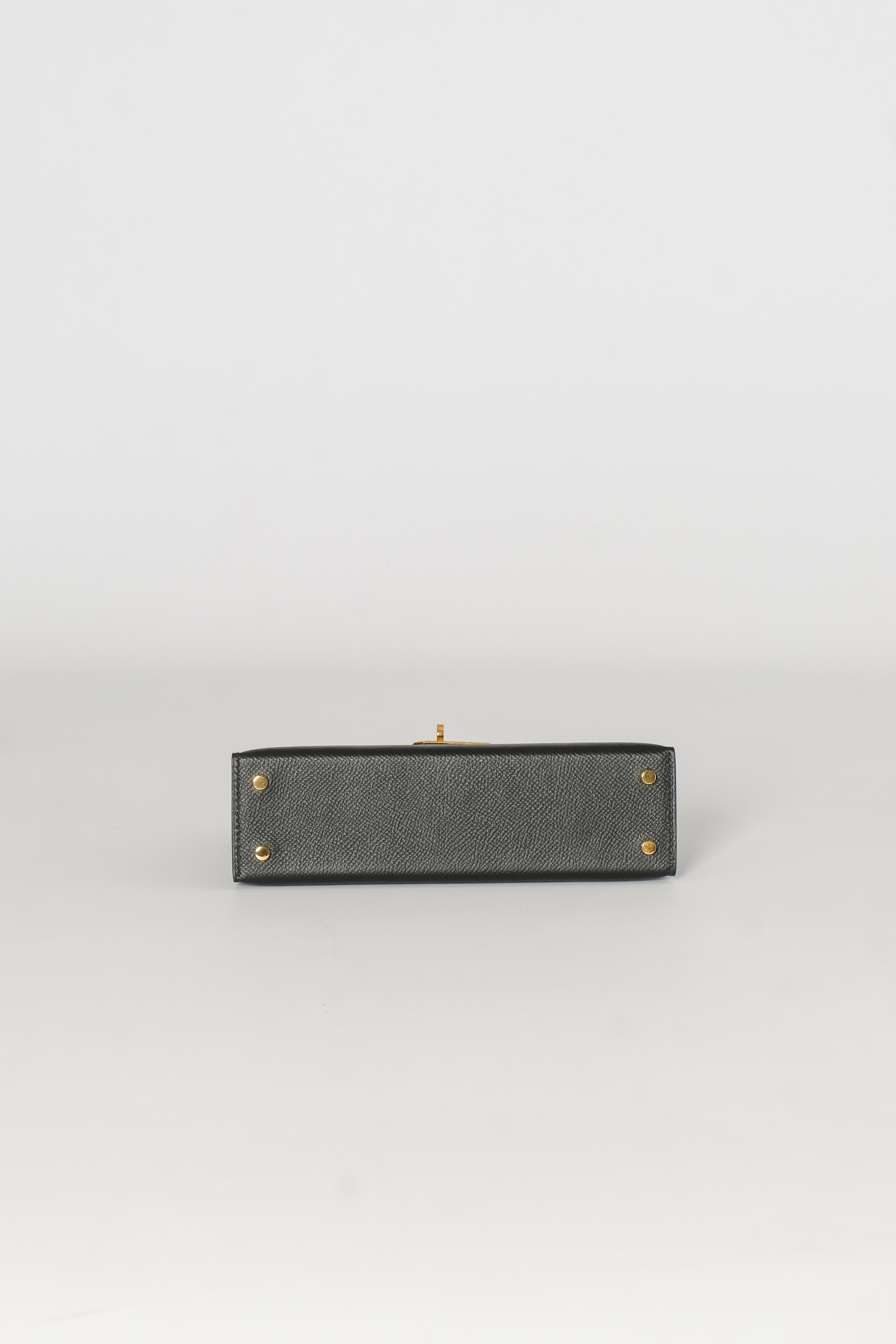 Color: Black
Material: Epsom leather
Model: Mini kelly
Made in France
Size: 20
Serial Y Stamp - 2020

Measurements~
Height 5”
Width 7.5”
Depth 2.5”

Comes with: dust bag, shoulder strap and box
Condition: Excellent. Bag was only handled with white