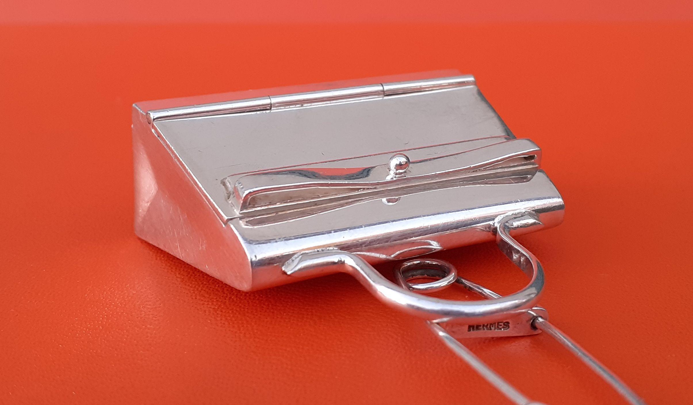 Hermès Mini Kelly Tasche Pill Box und seine Sicherheitsnadel in Sterling Silber SELTEN im Angebot 3