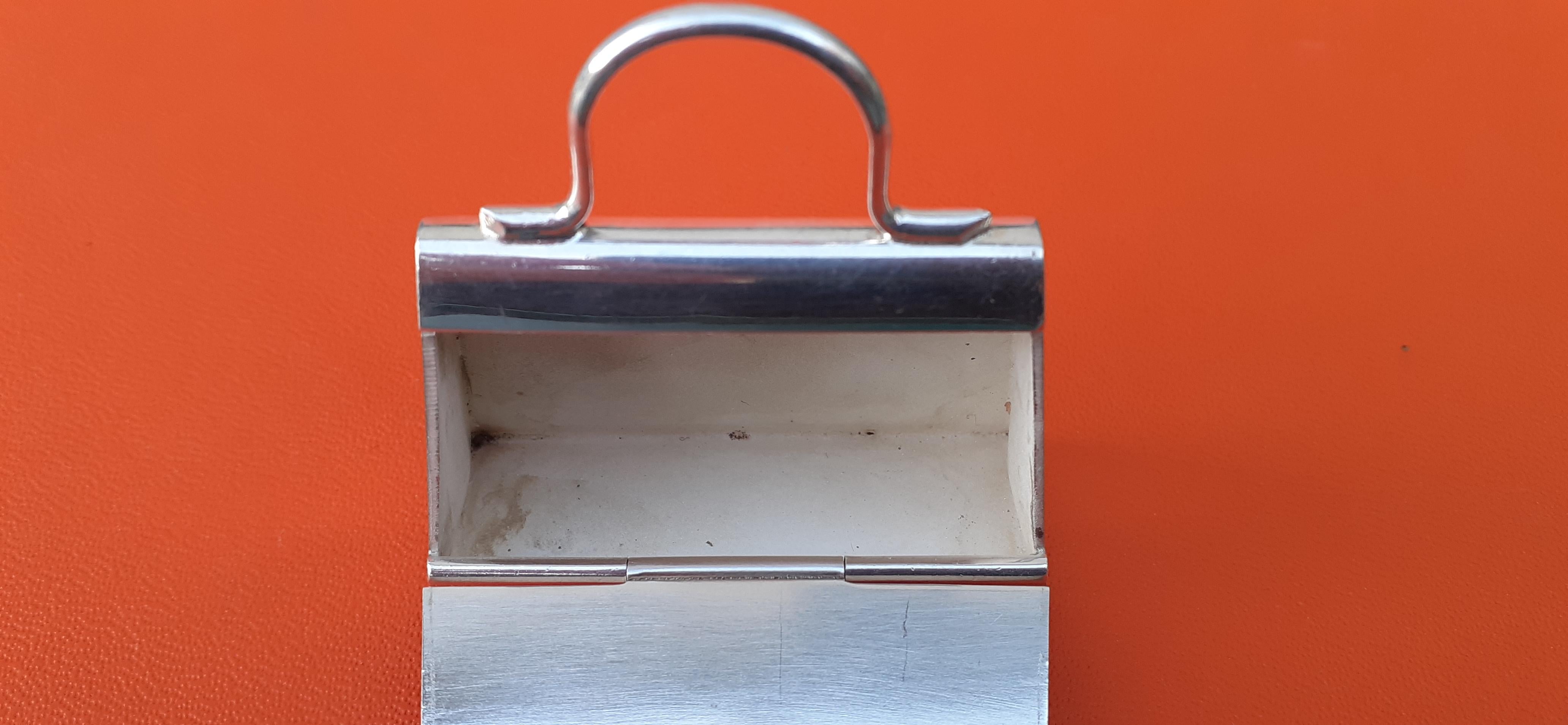 Hermès Mini Kelly Tasche Pill Box und seine Sicherheitsnadel in Sterling Silber SELTEN im Angebot 5
