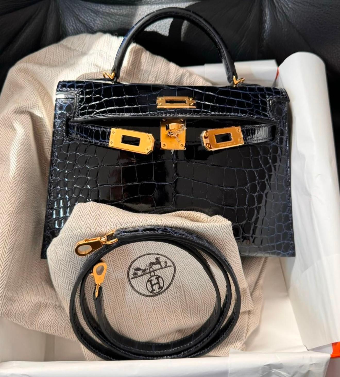 Hermes mini kelly bleu marine alligator with gold hardware. All sealed with dustbag, box and CITES. 
The color is dark bleu shiny that looks like back. 
Very chic and classy bag!
