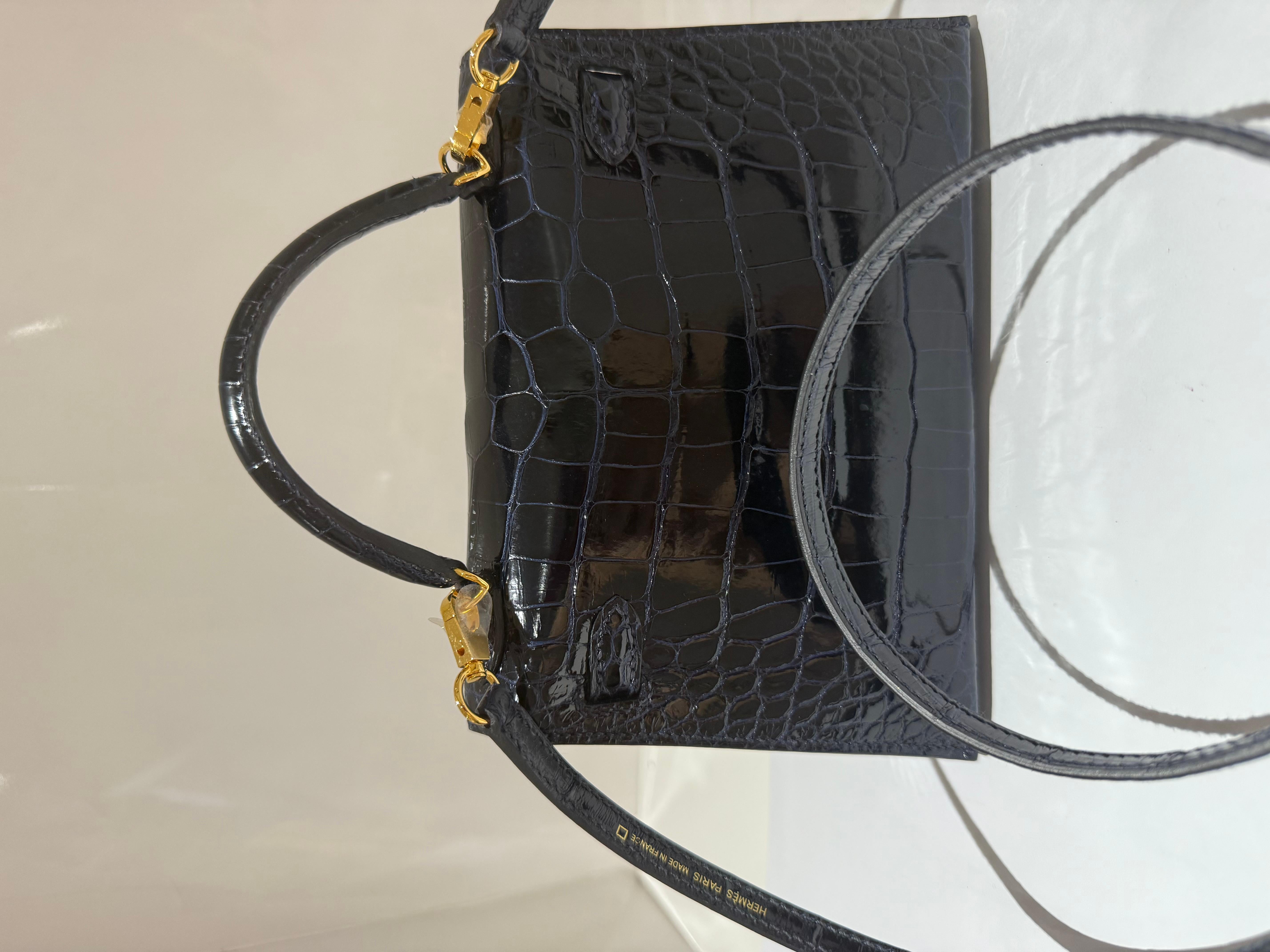 Hermes mini kelly bleu marine with gold hardware alligator handbag In New Condition In London, England