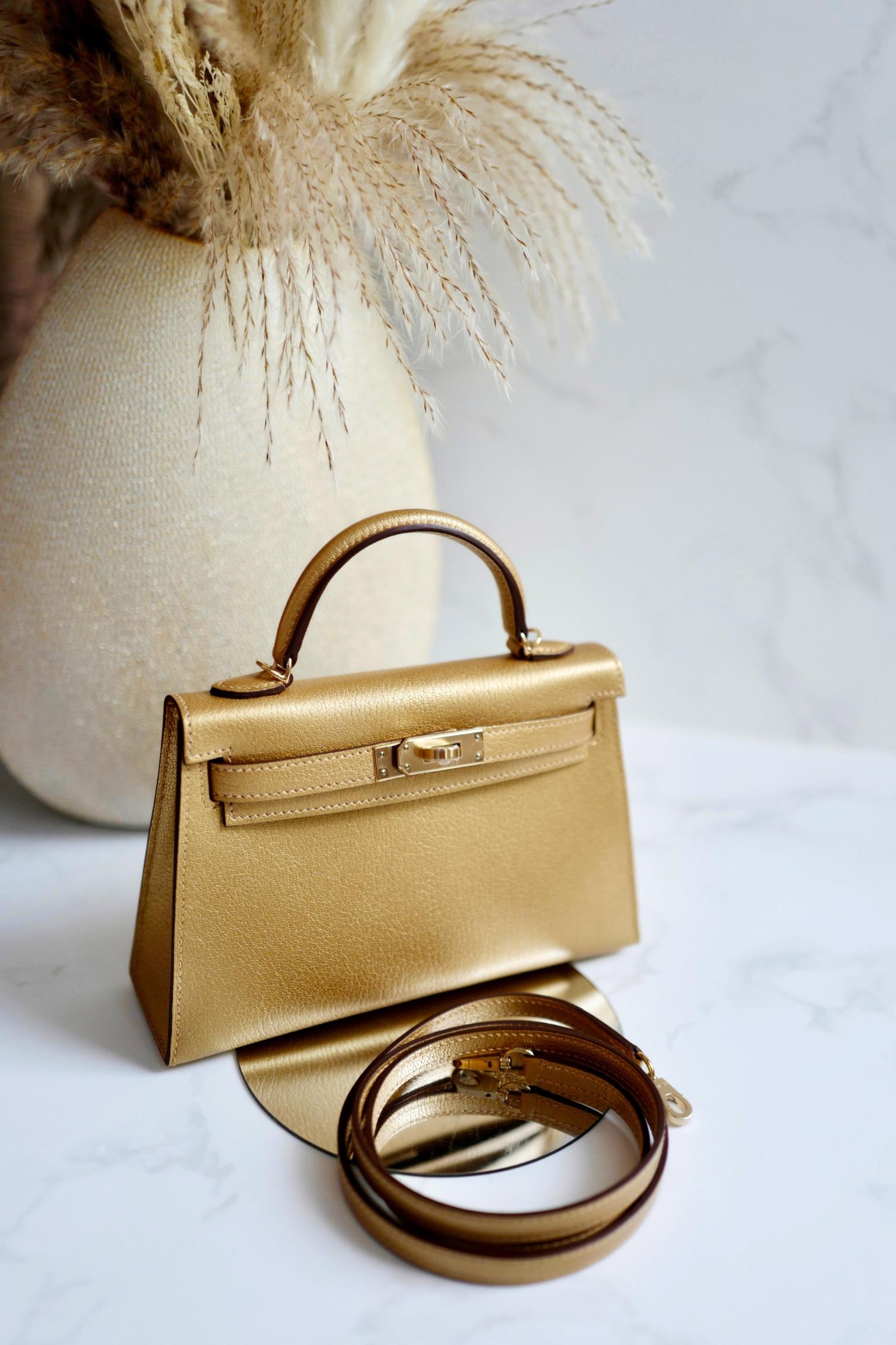 Hermès Mini Kelly 20 Dore Metallic Gold Olymp 2024 Edizione Limitata con Permabrass Champagne HW NEW

Ti presentiamo la Hermès Kelly Mini Gold Olympic Limited Edition, una borsa elegante e versatile perfetta per una regina. Questa borsa è dotata di