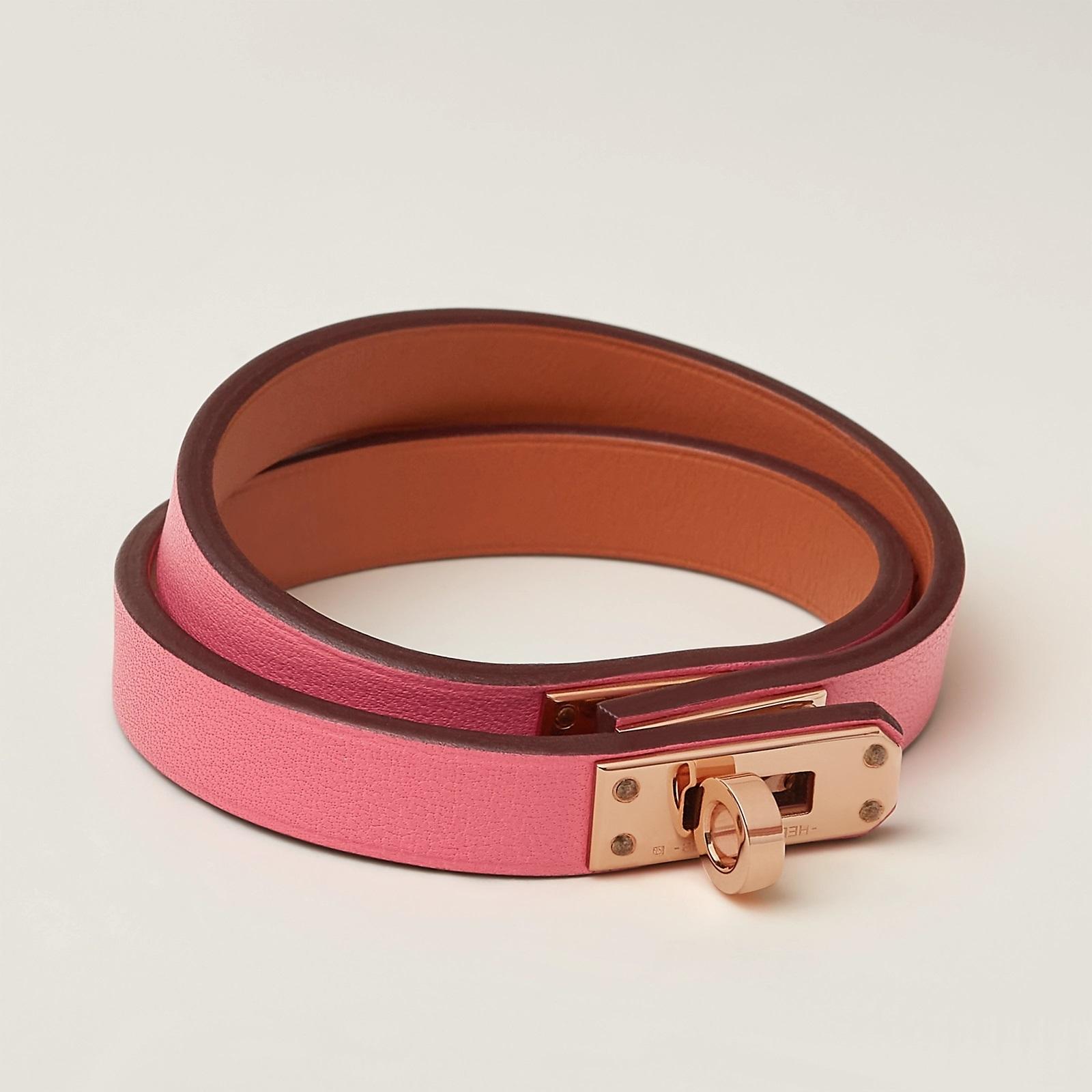 Couleur Rose Azalée Taille T3 16.5cm
Bracelet double tour en cuir de veau Swift avec fermeture mini Kelly en plaqué or rose.
Taille du poignet de 15,5 à 16,5 cm  Largeur du cuir : 1 cm