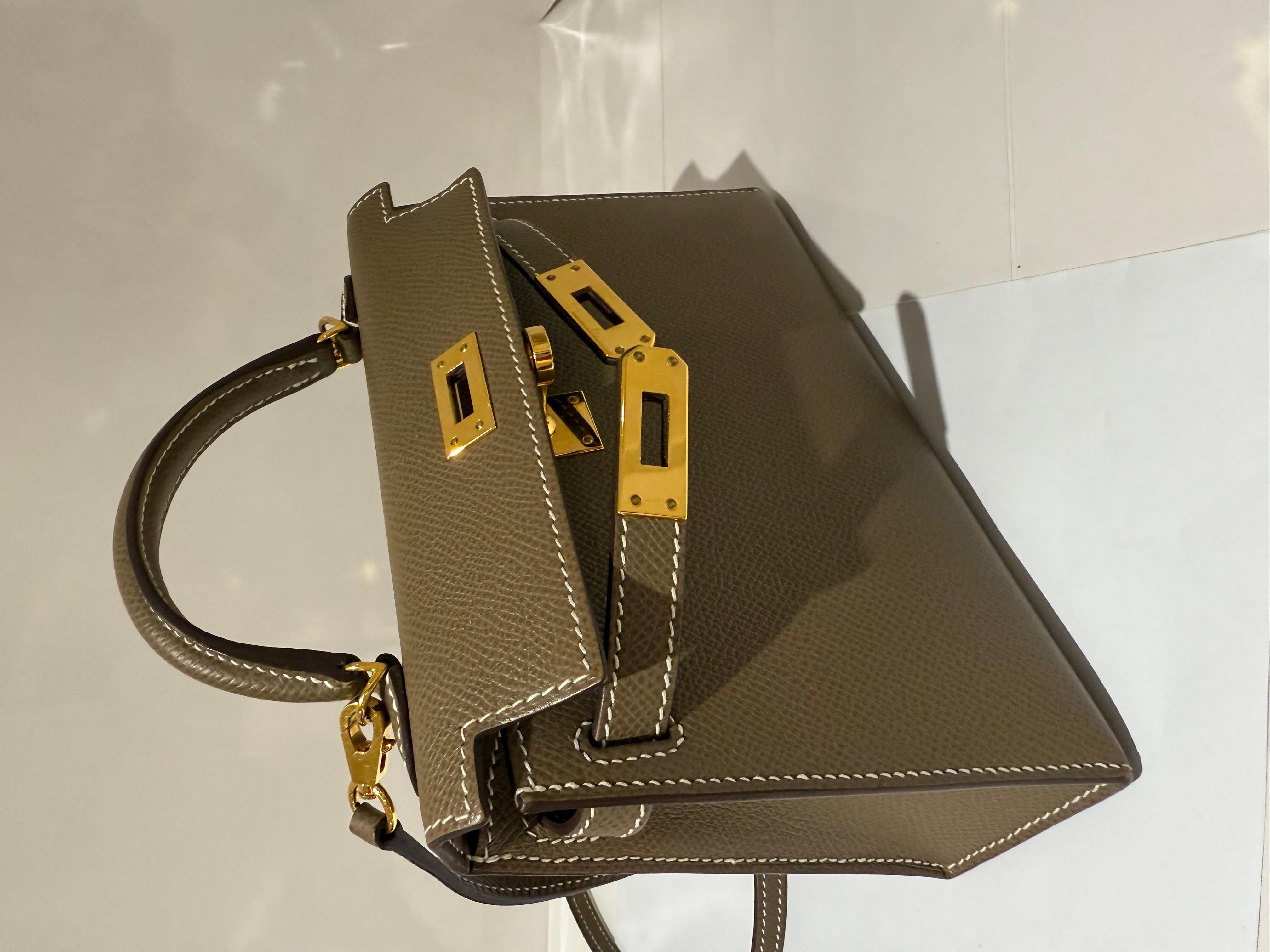 Hermes Mini Kelly Etoupe epsom mit Goldbeschlägen im Zustand „Gut“ im Angebot in London, England