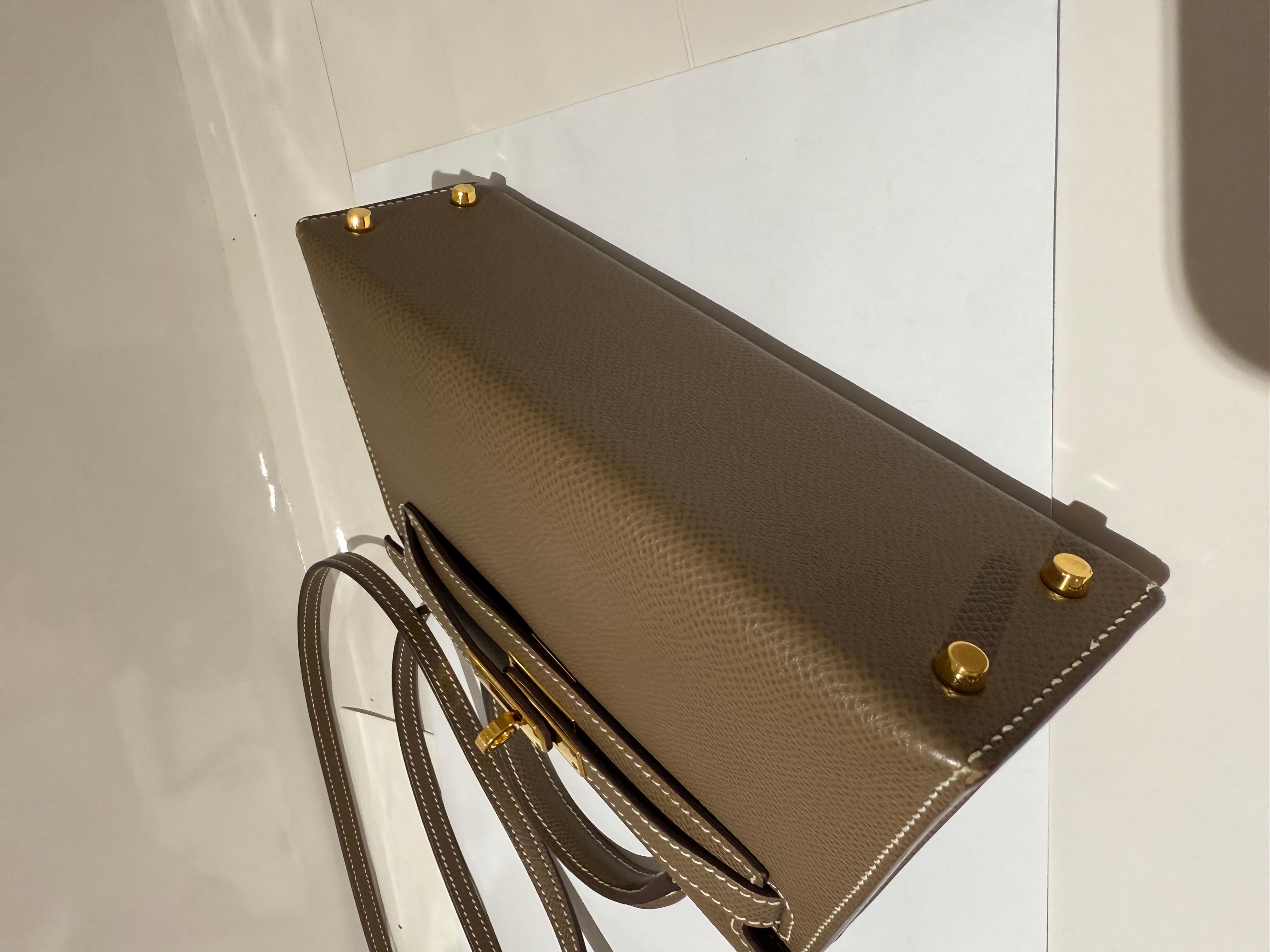 Hermes Mini Kelly Etoupe epsom mit Goldbeschlägen für Damen oder Herren im Angebot