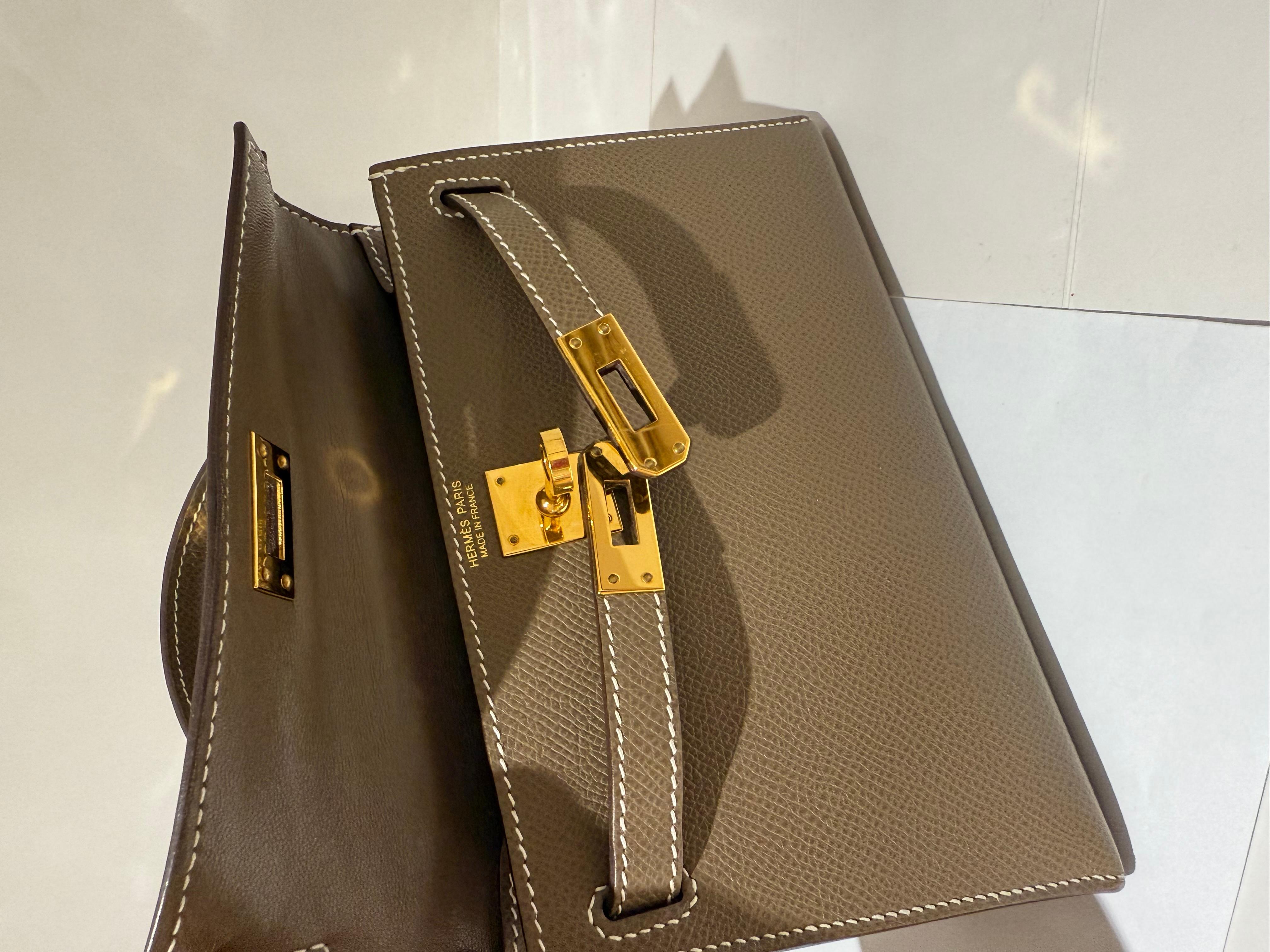 Hermes Mini Kelly Etoupe epsom mit Goldbeschlägen im Angebot 1